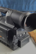 PANASONIC Panasonic AG-HVX205A Camcorder Outfit 23 Hours Used Good