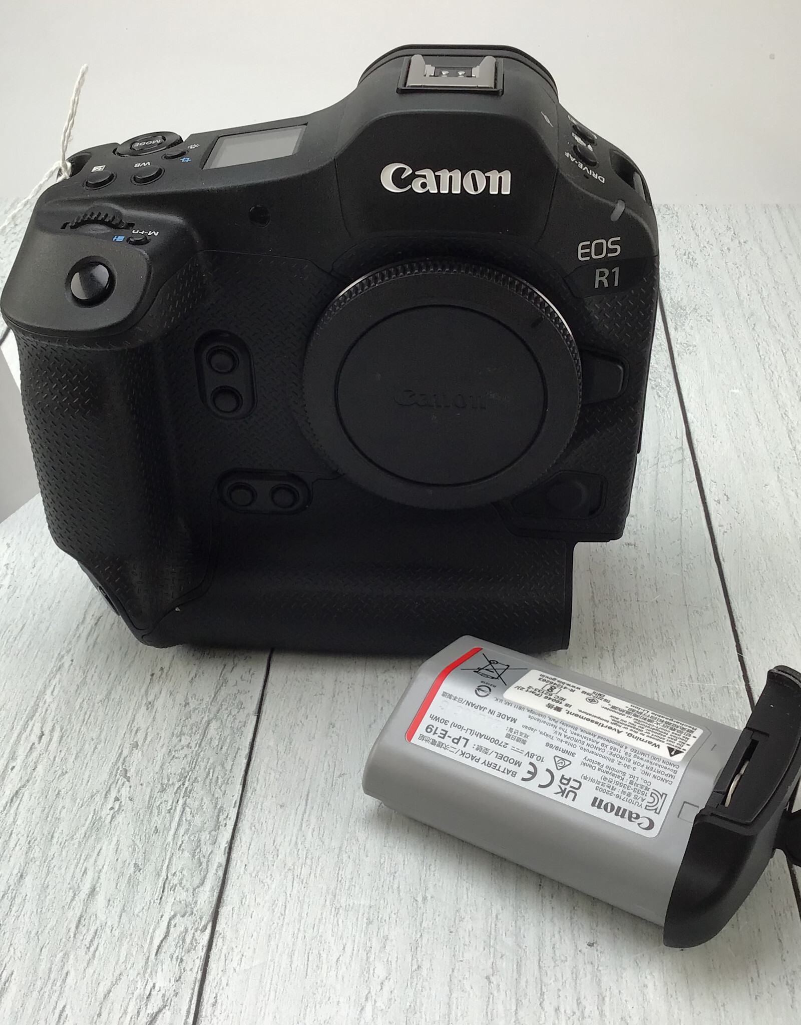 CANON Canon R1 Camera Body Shutter Count 4000 No Charger Used Good