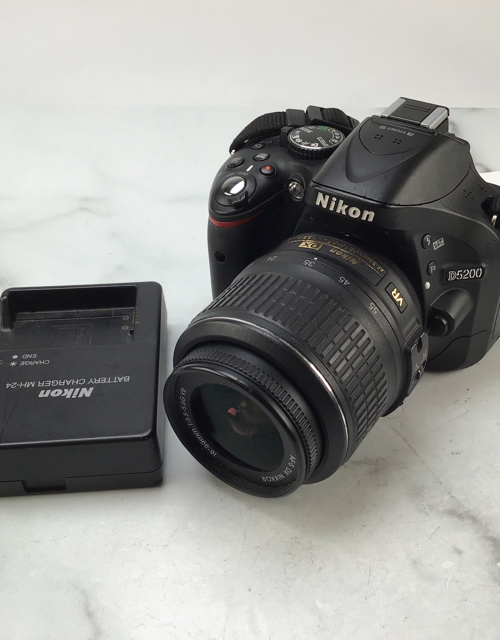 NIKON Nikon D5200 Camera w/ 18-55mm Used Good