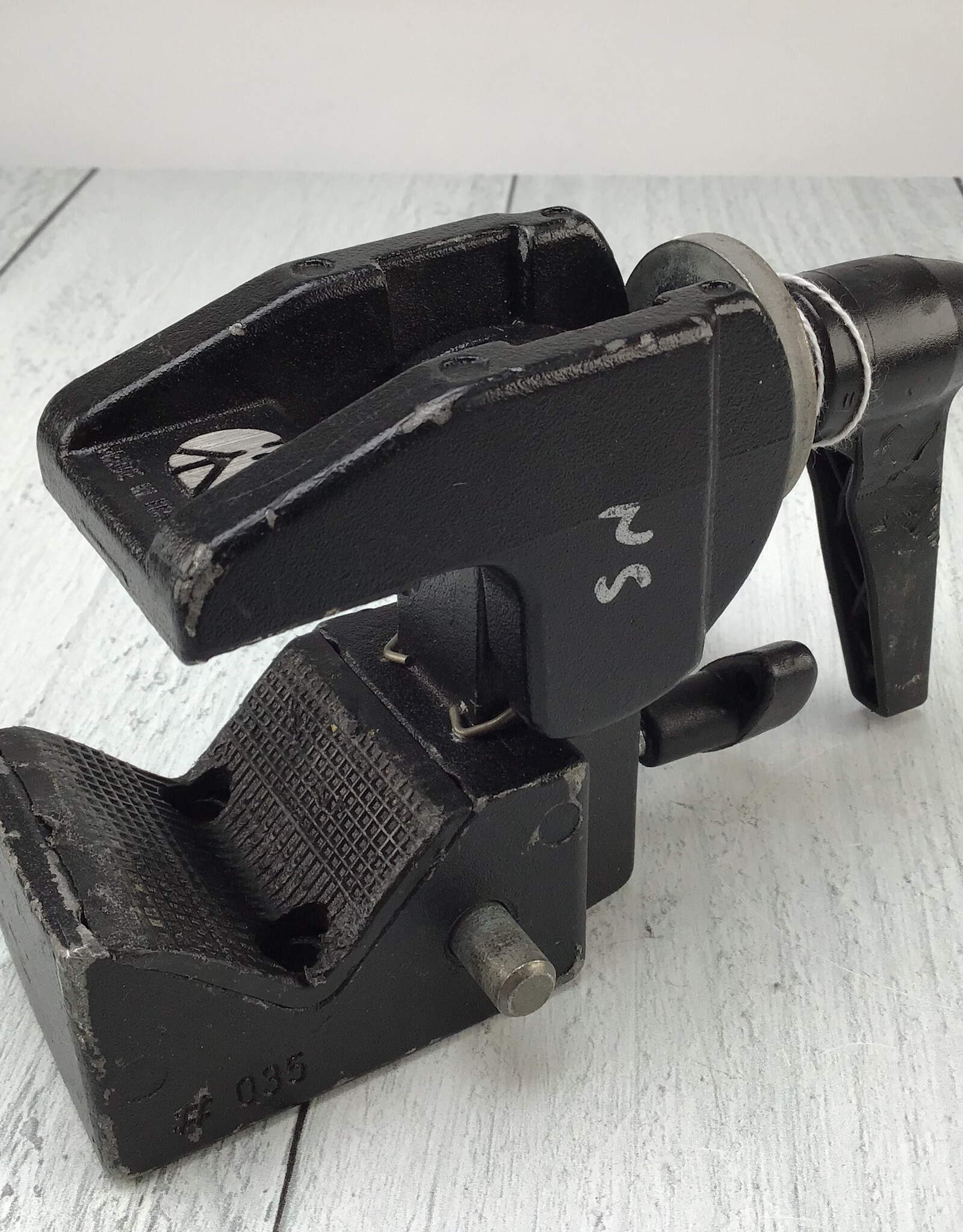 MANFROTTO Manfrotto Super Clamp No Stud Used Fair