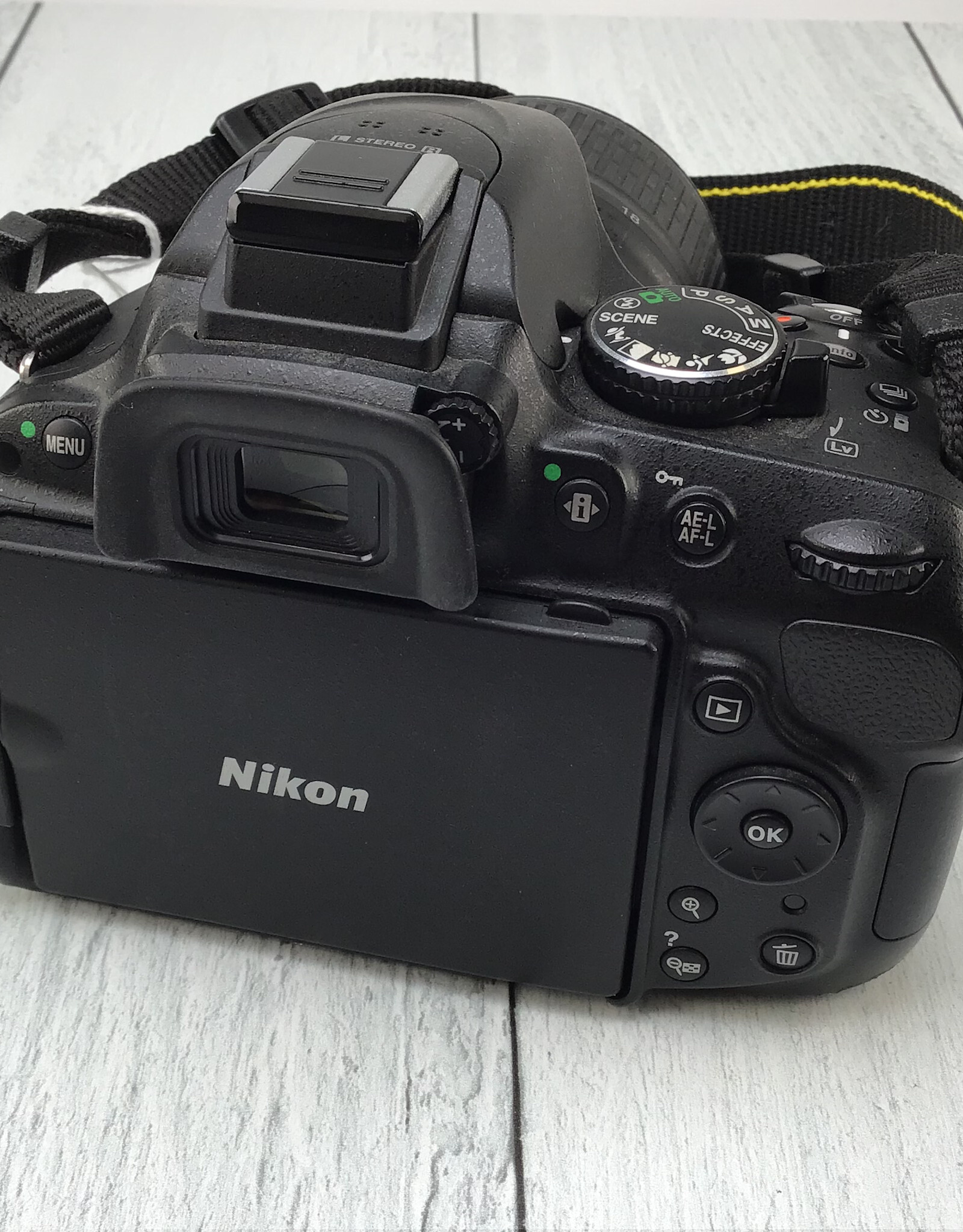 NIKON Nikon D5200 Camera w/ 18-55mm Used Good
