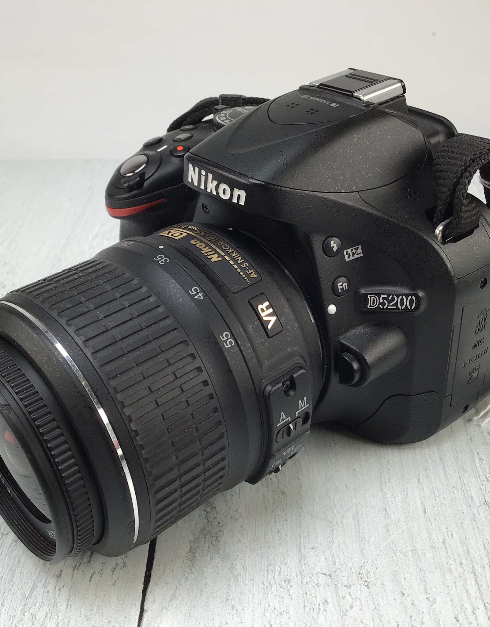 NIKON Nikon D5200 Camera w/ 18-55mm Used Good