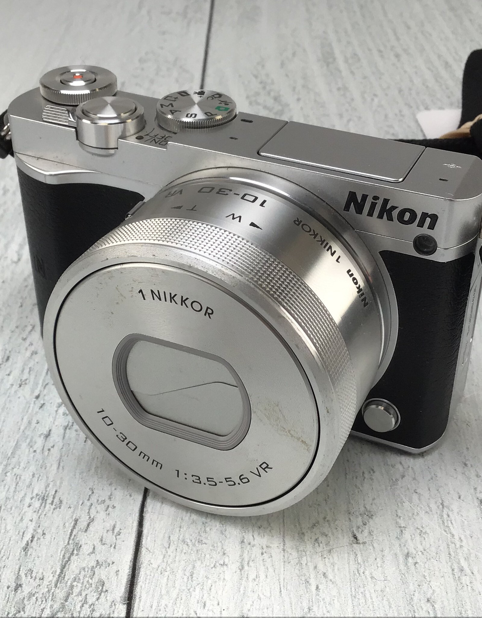 NIKON Nikon 1 J5 Camera w/ 10-30mm No Charger Used Fair