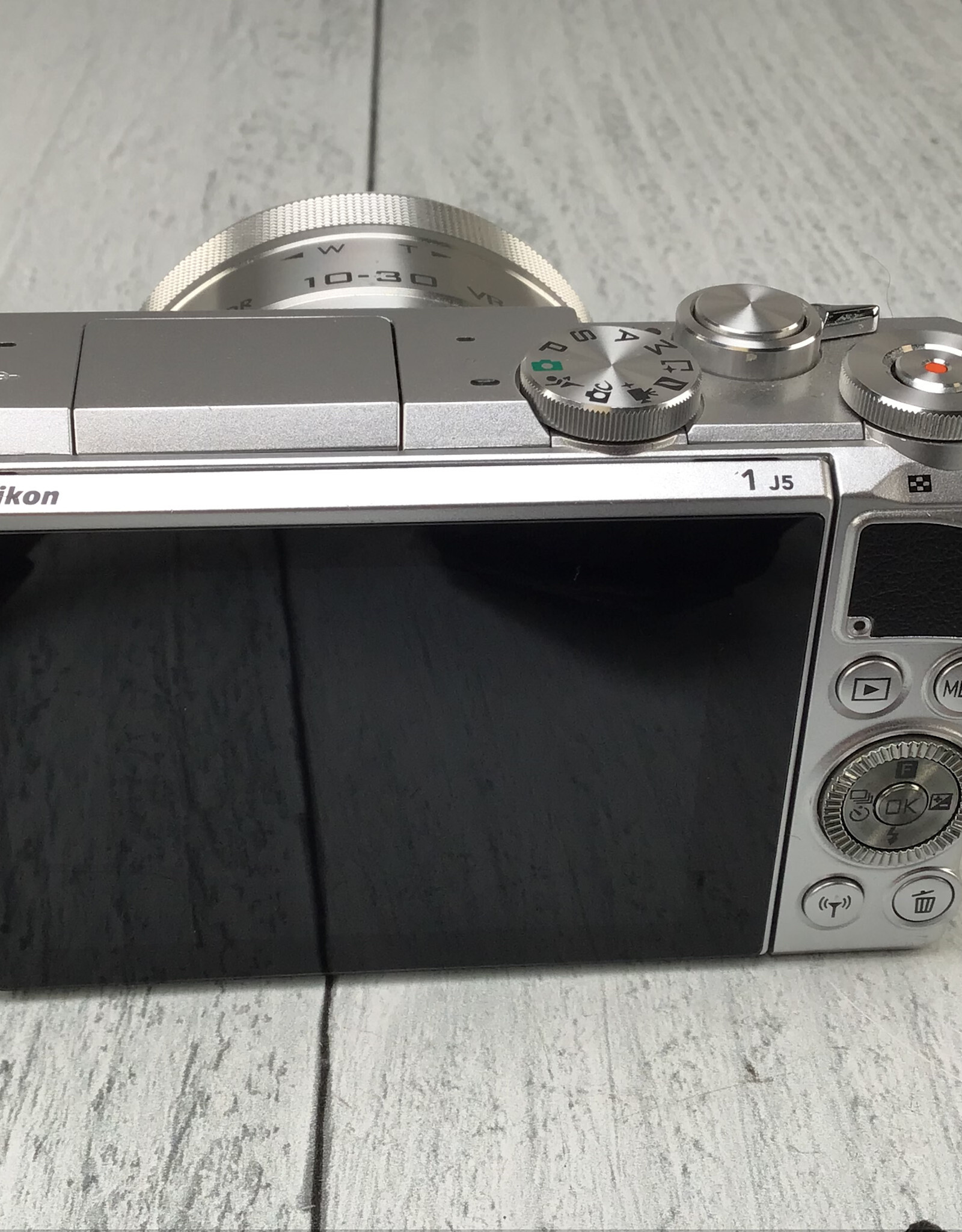 NIKON Nikon 1 J5 Camera w/ 10-30mm No Charger Used Fair