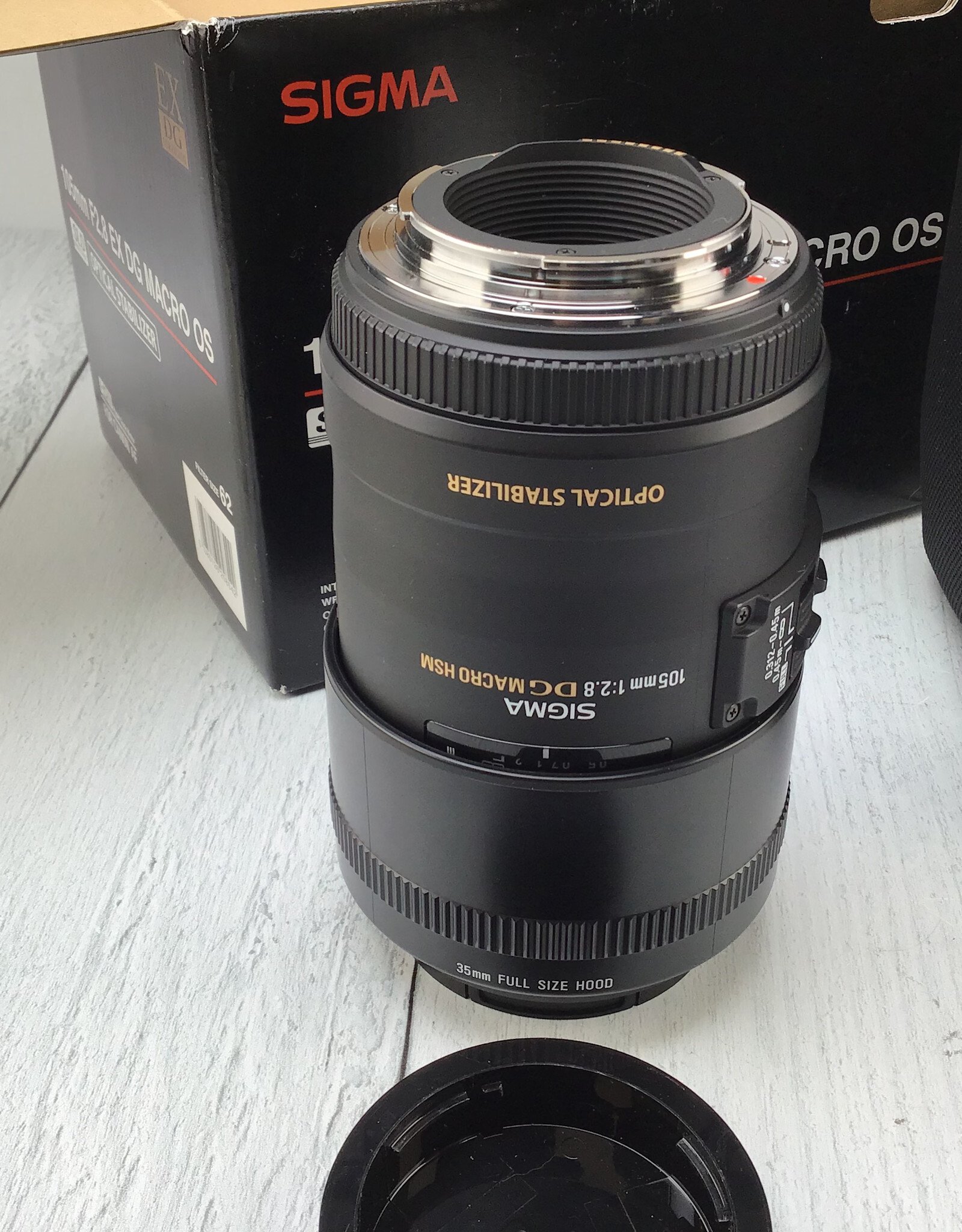 CANON Sigma 105mm f2.8 EX DG OS Macro Lens for Canon EF in Box Used Good