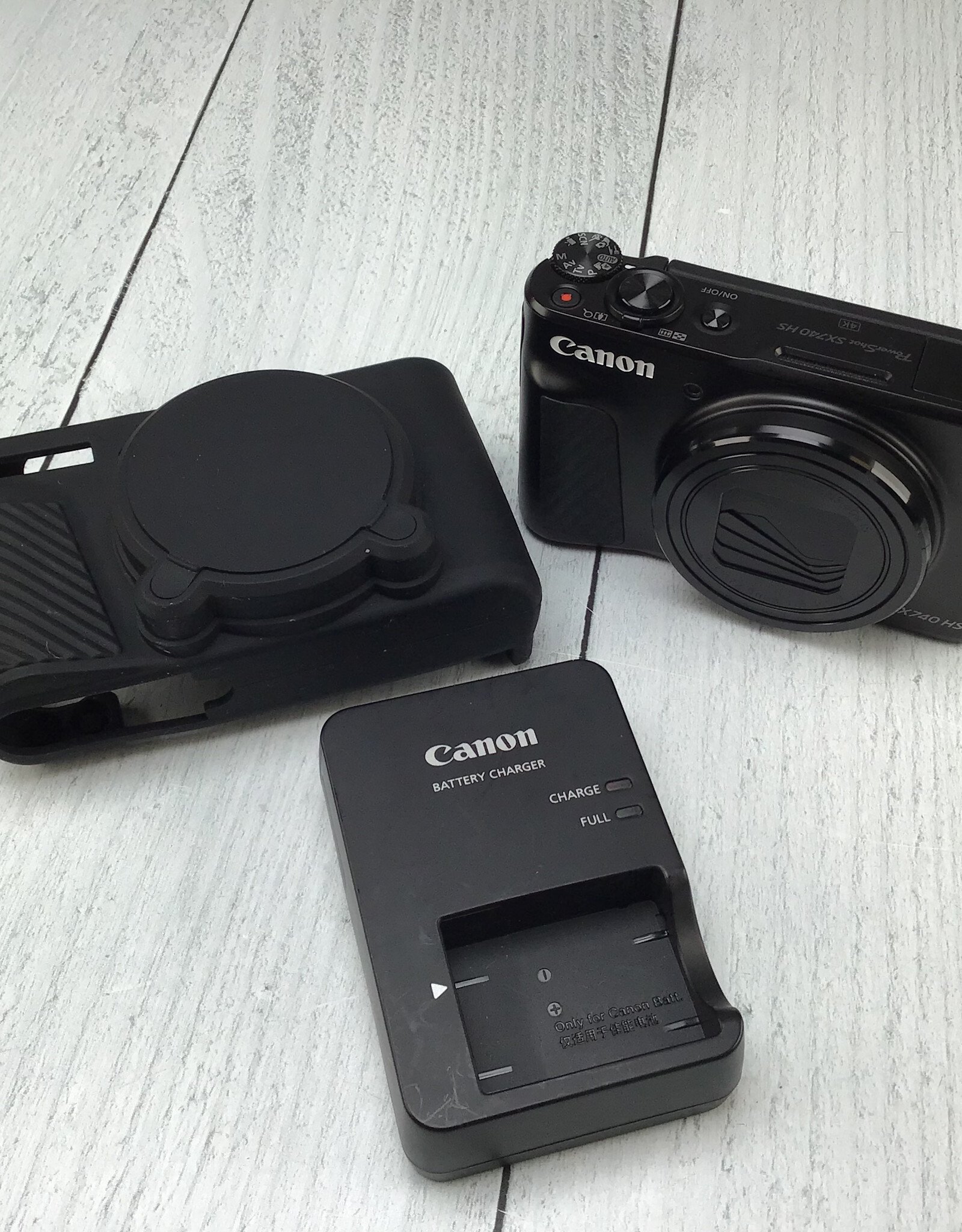 CANON Canon SX740 HS Camera w/ Rubber Cover Used Good