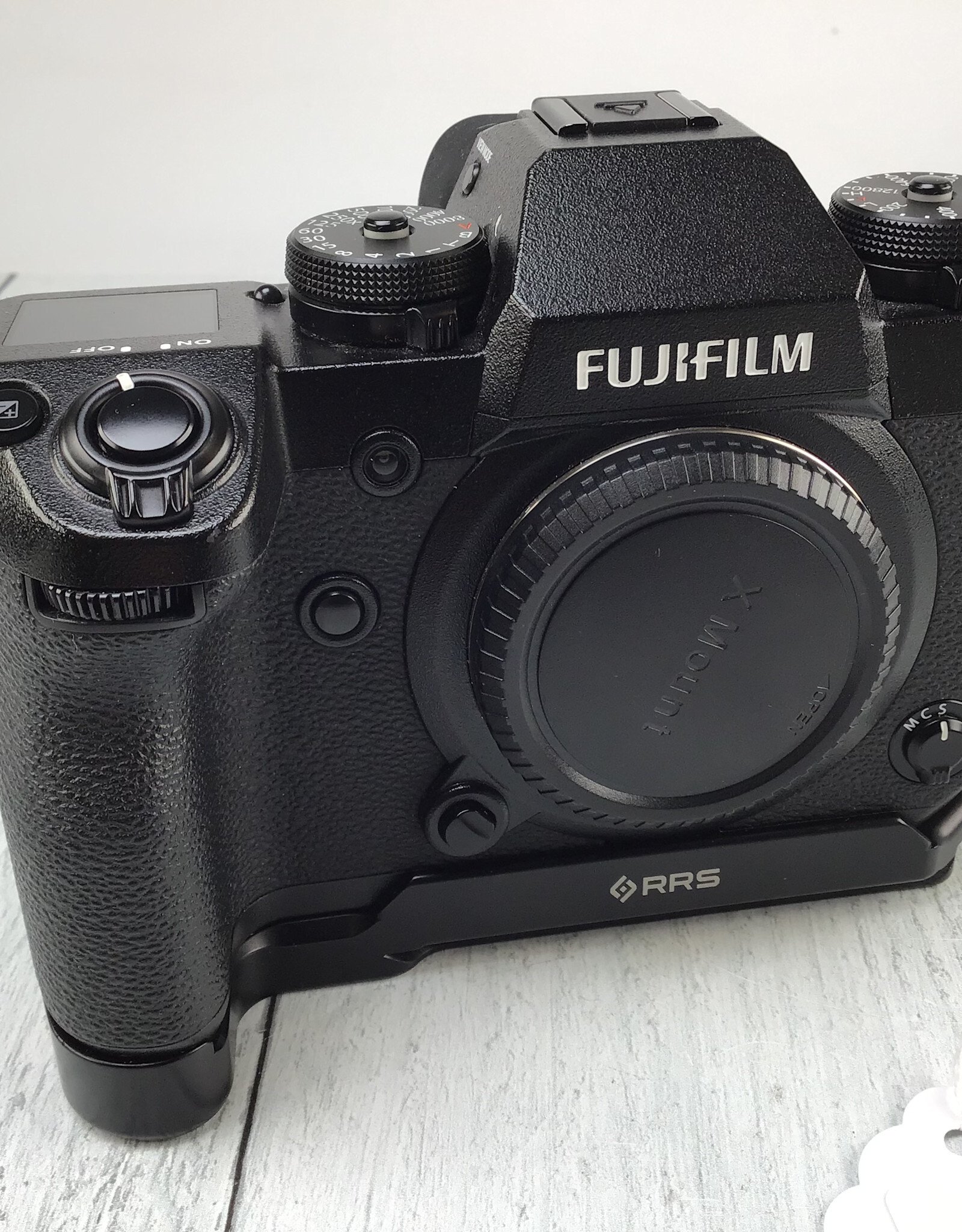 Fujifilm Fujifilm X-H1 Camera Body w/ RRS Plate  Used top screen glitches  "AS IS"