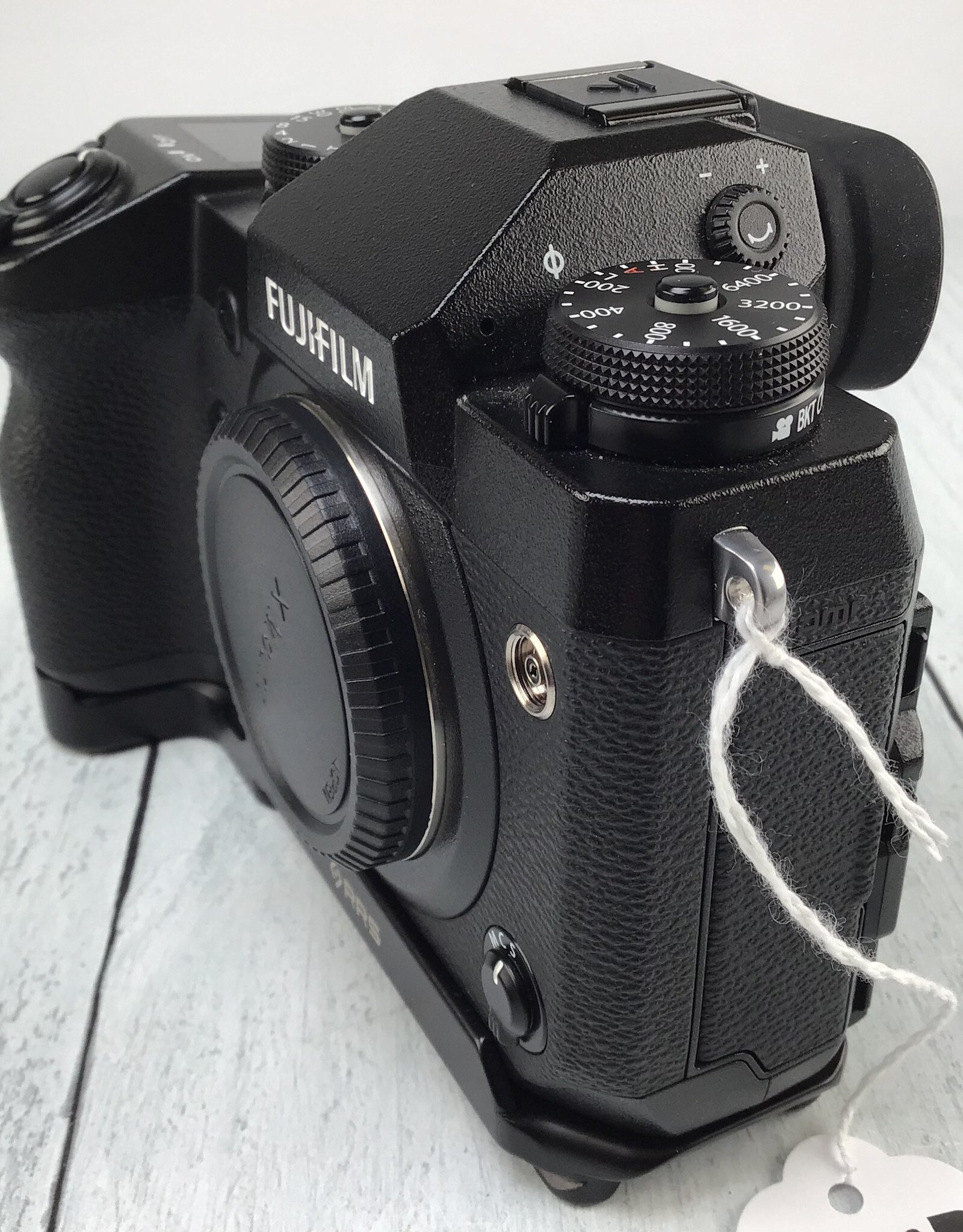 Fujifilm Fujifilm X-H1 Camera Body w/ RRS Plate  Used top screen glitches  "AS IS"