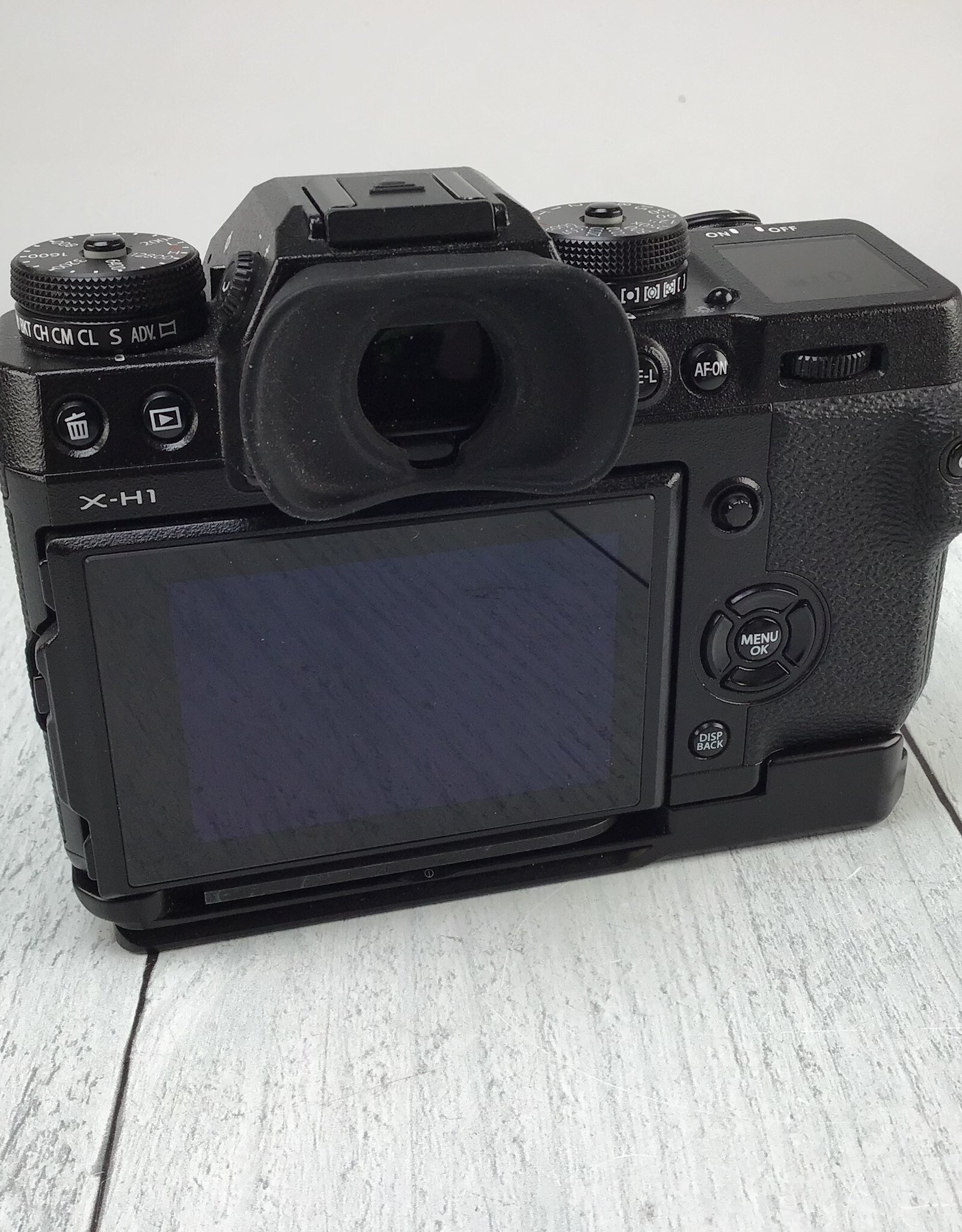 Fujifilm Fujifilm X-H1 Camera Body w/ RRS Plate  Used top screen glitches  "AS IS"