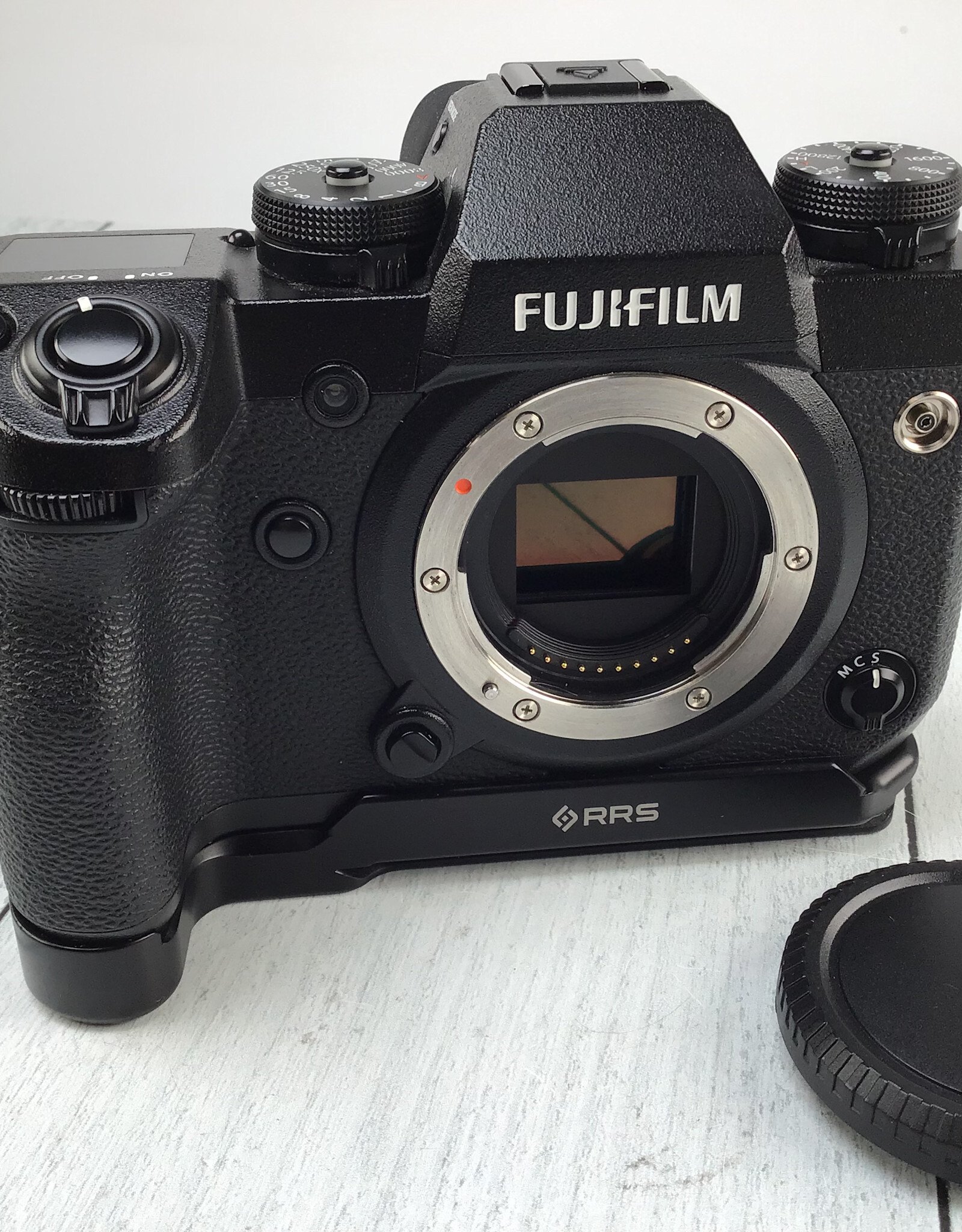 Fujifilm Fujifilm X-H1 Camera Body w/ RRS Plate  Used top screen glitches  "AS IS"