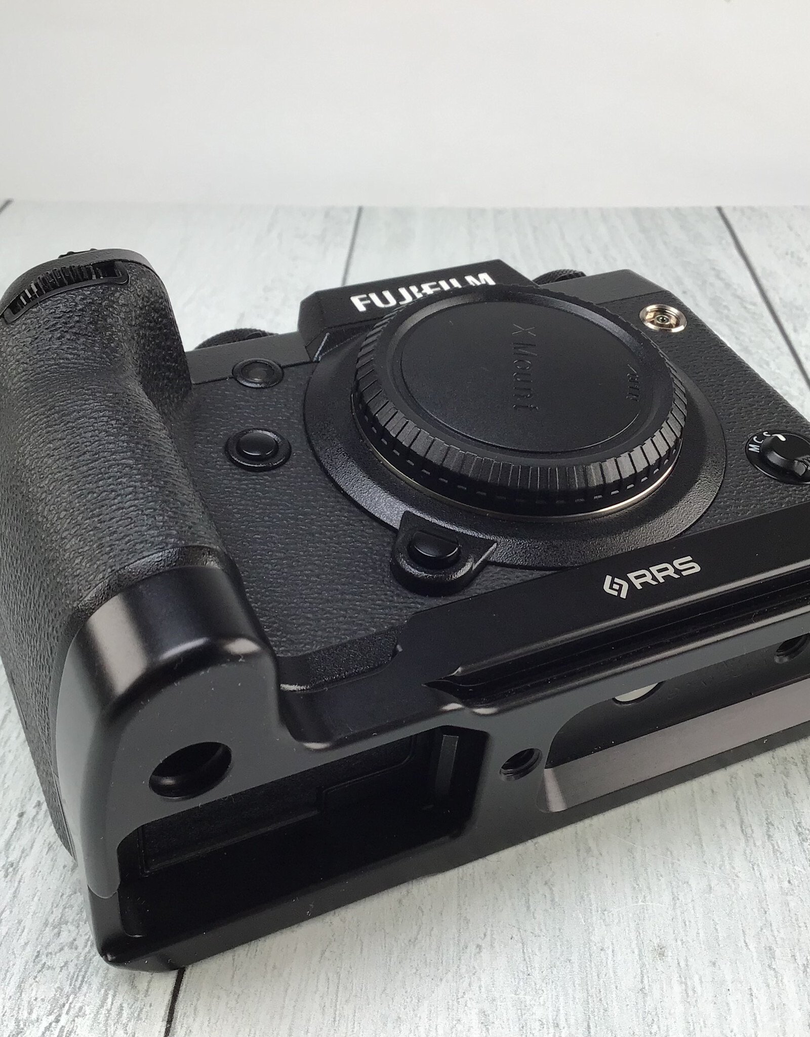 Fujifilm Fujifilm X-H1 Camera Body w/ RRS Plate  Used top screen glitches  "AS IS"