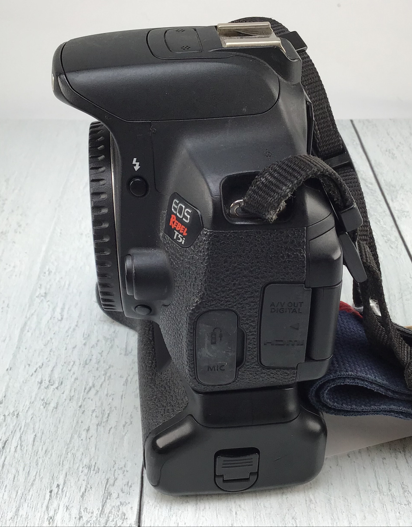 CANON Canon Rebel T5i Camera w/ BG-E8 Grip Used Fair