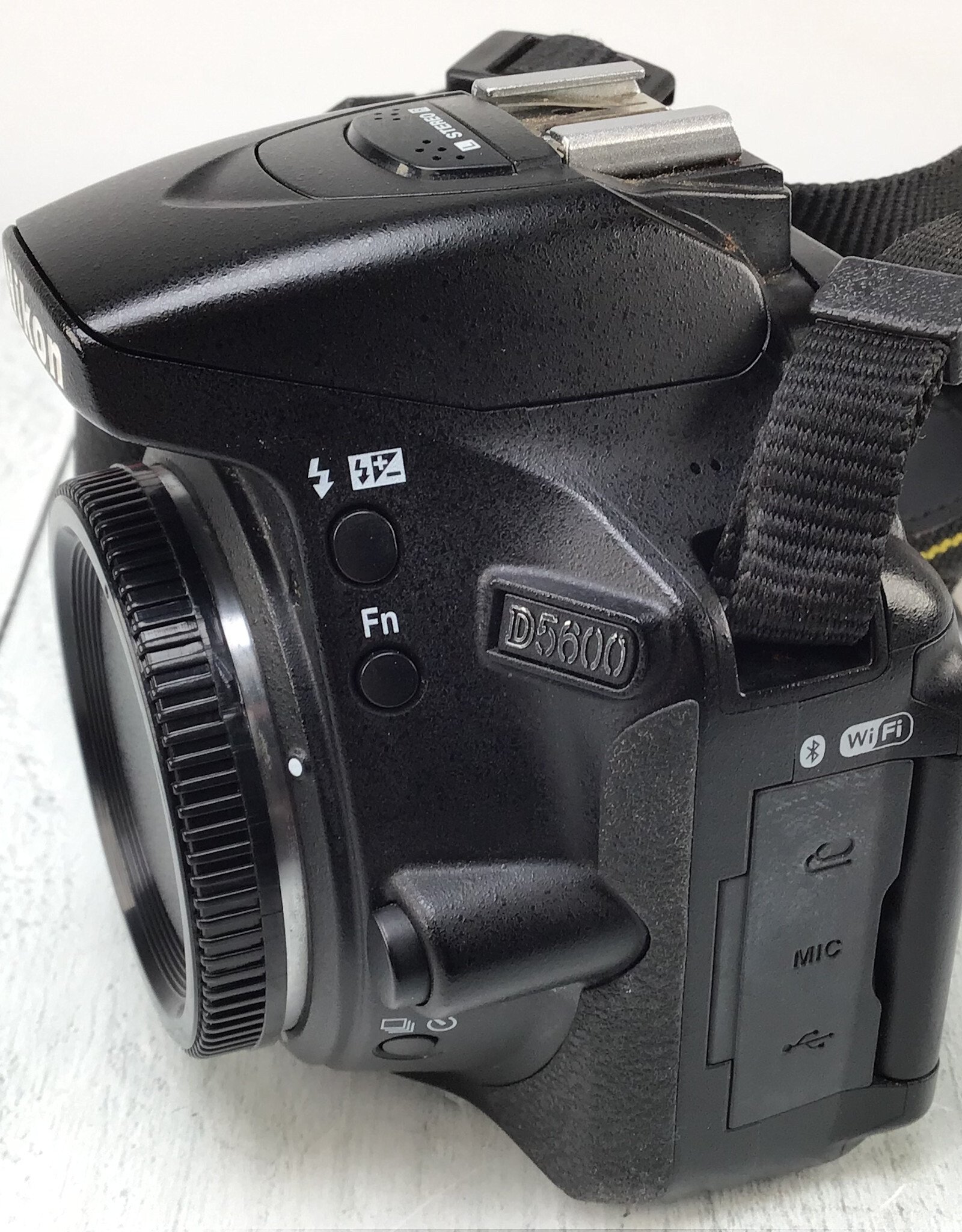 NIKON Nikon D5600 Camera Body No Charger Used Good