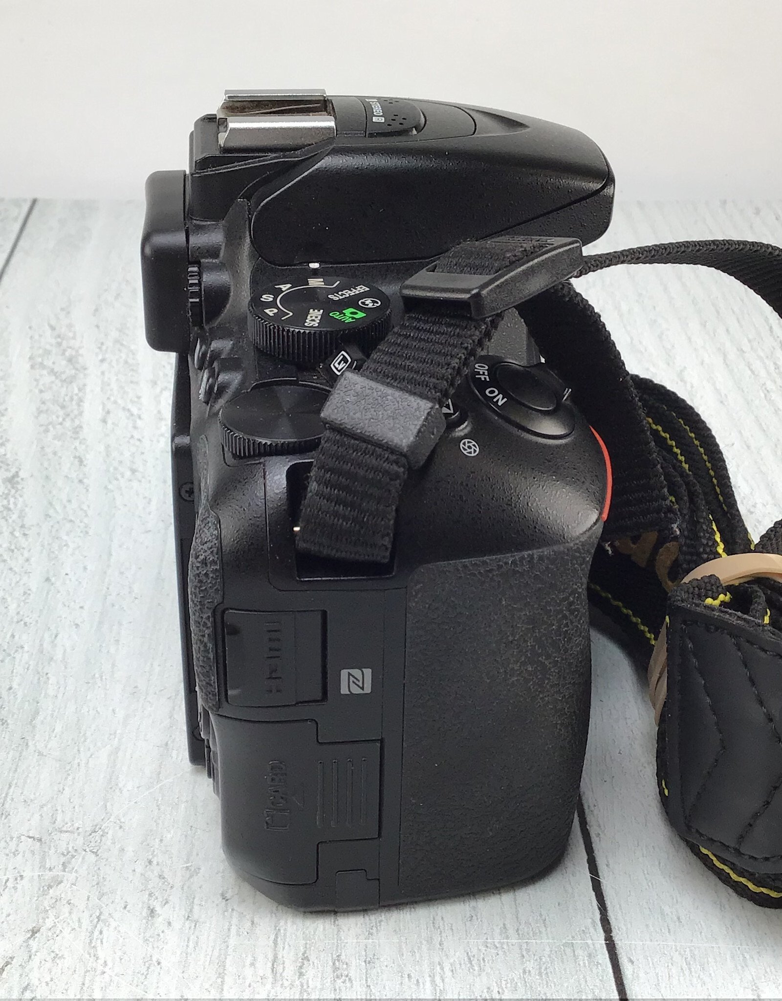 NIKON Nikon D5600 Camera Body No Charger Used Good