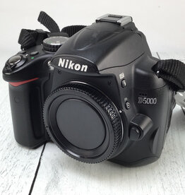 NIKON Nikon D5000 Camera No Charger Used Good