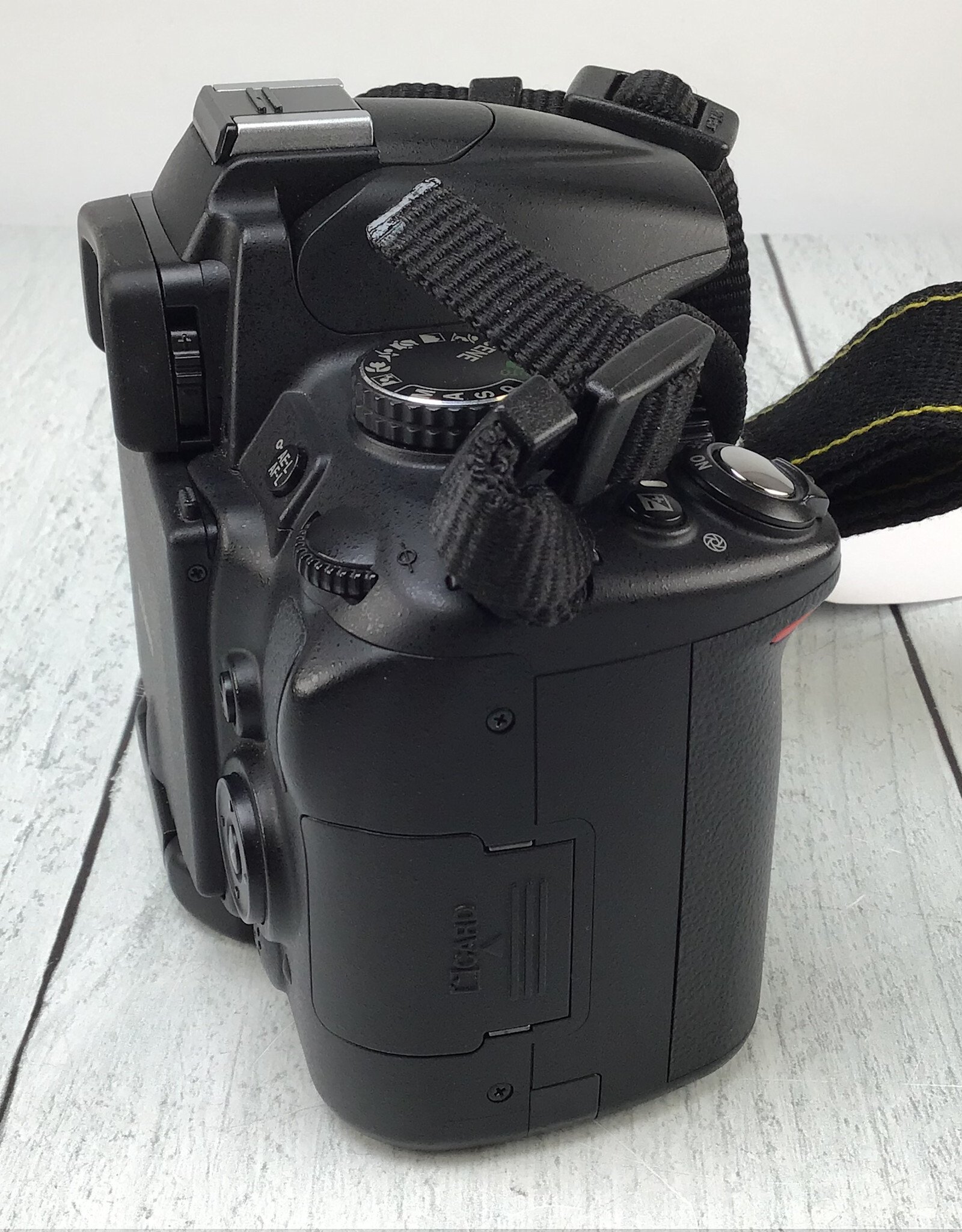 NIKON Nikon D5000 Camera No Charger Used Good