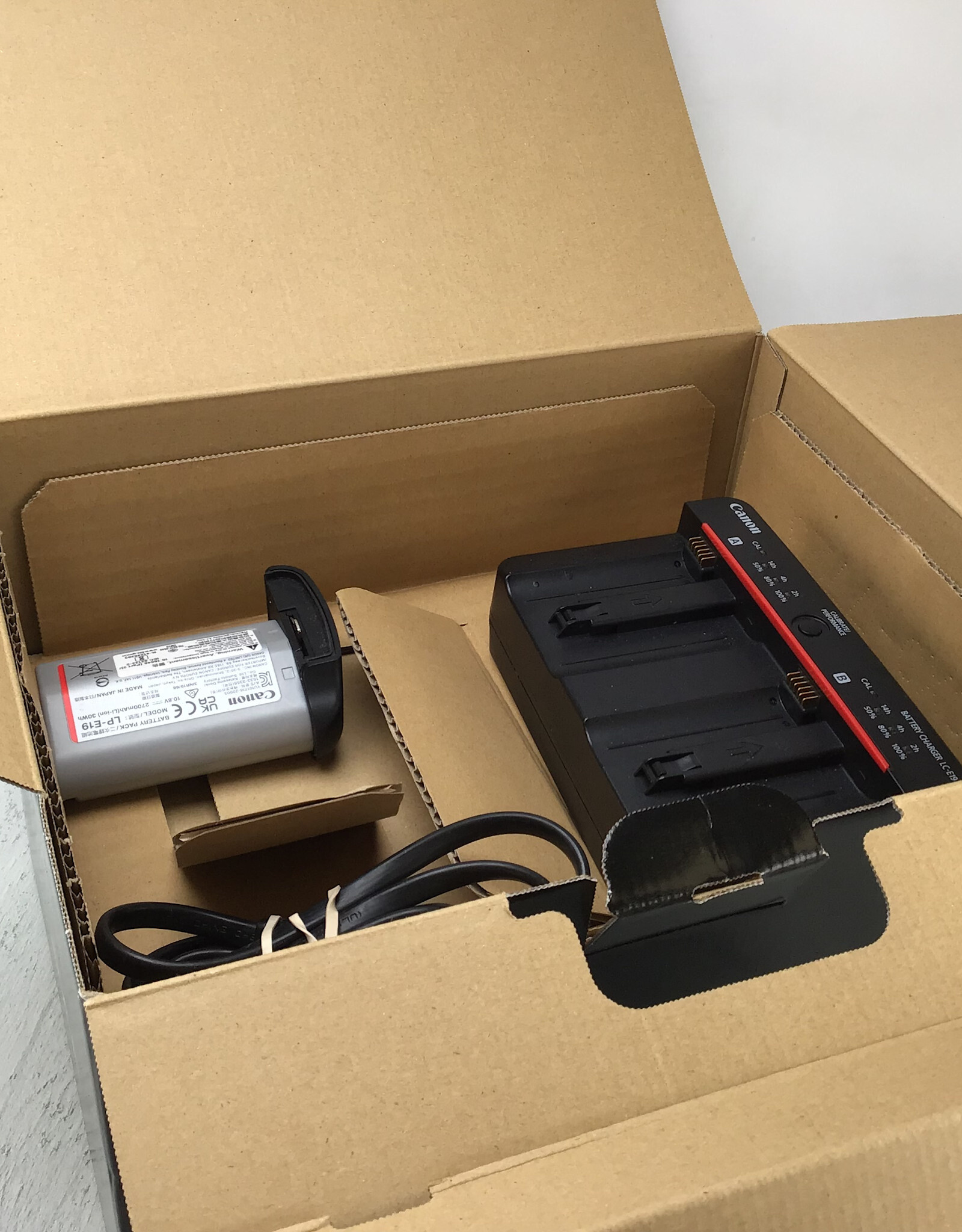 CANON Canon EOS R1 Camera Body in Box Shutter Count 1000 Used Good