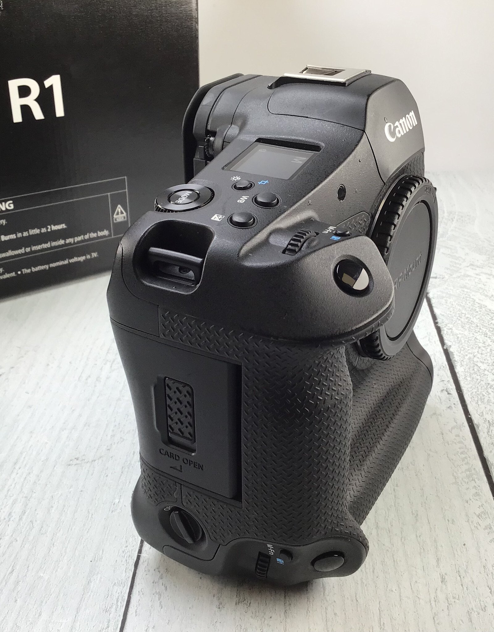 CANON Canon EOS R1 Camera Body in Box Shutter Count 1000 Used Good