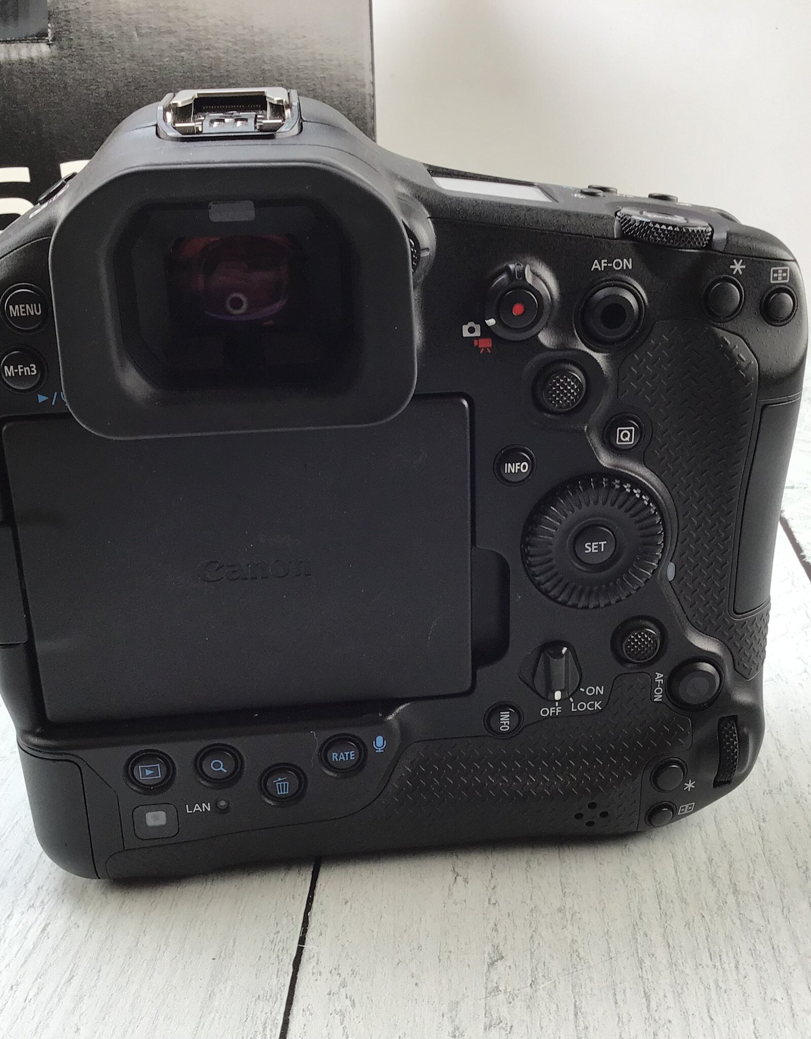 CANON Canon EOS R1 Camera Body in Box Shutter Count 1000 Used Good