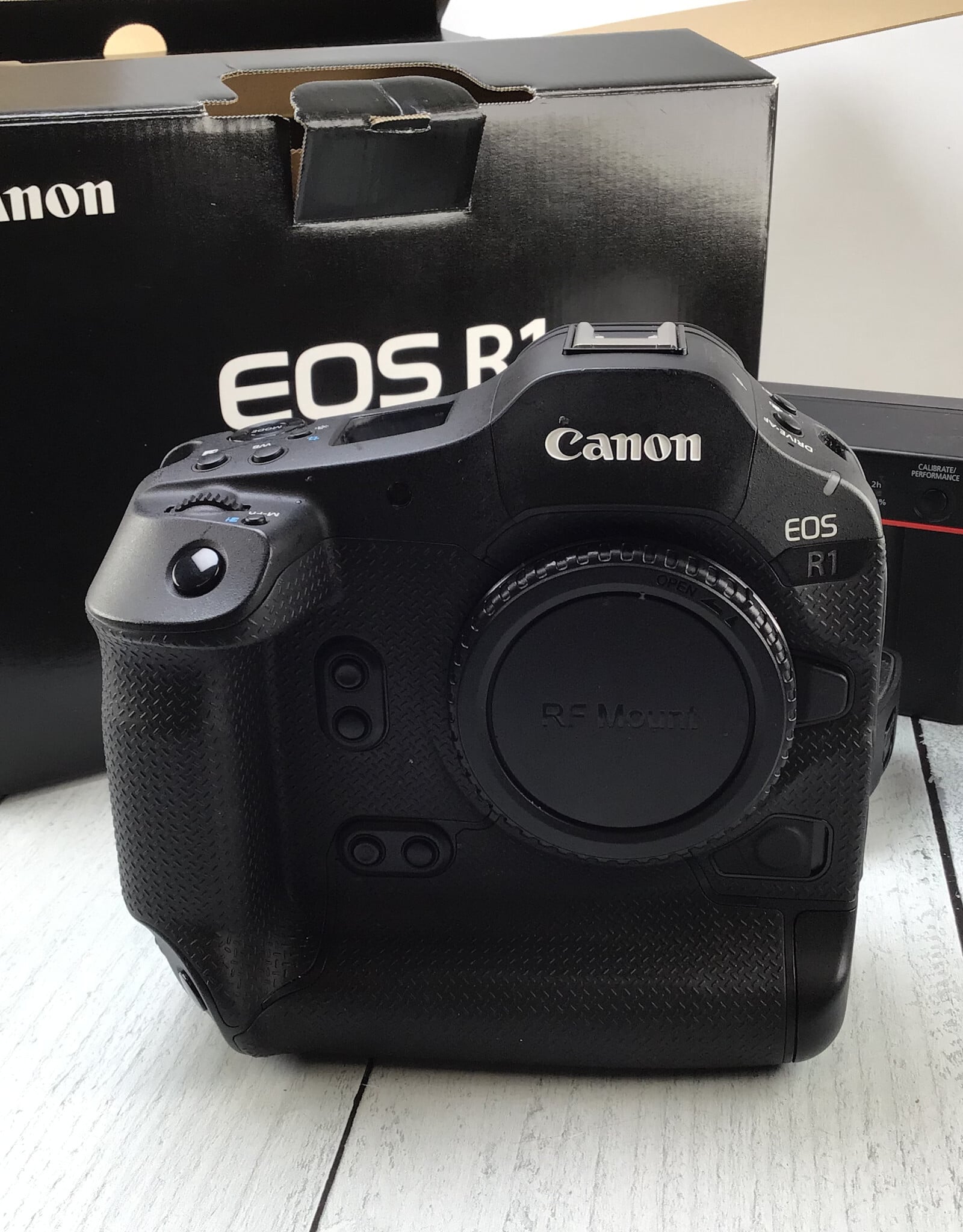 CANON Canon EOS R1 Camera Body in Box Shutter Count 1000 Used Good