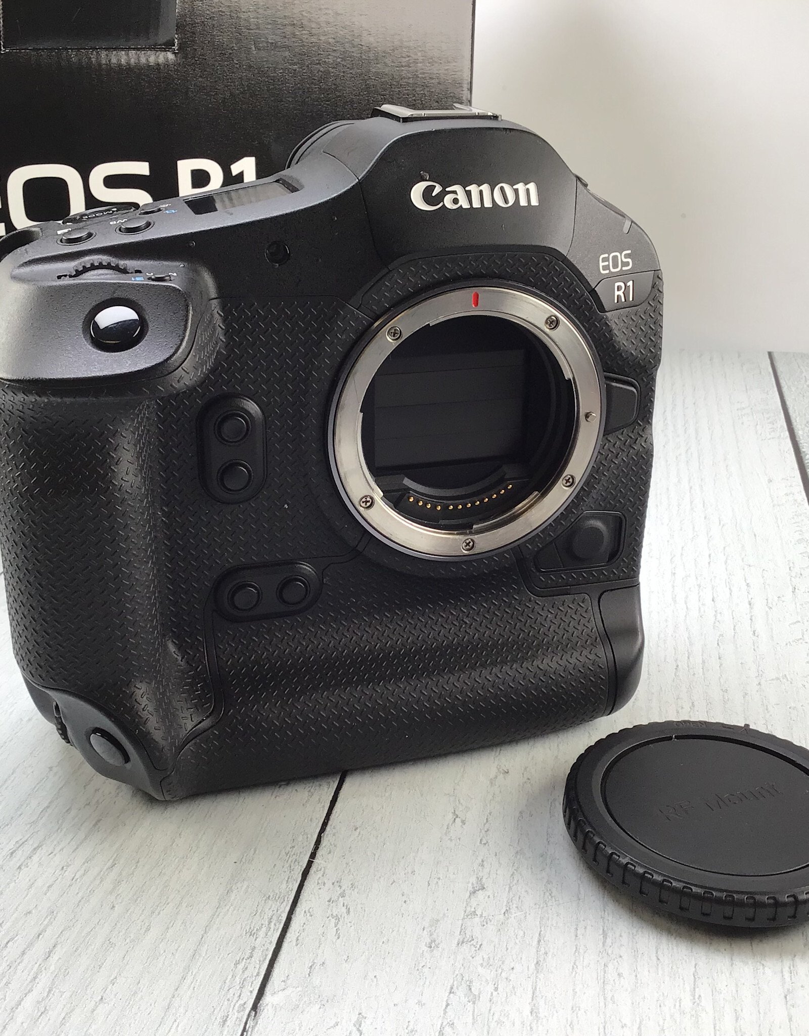 CANON Canon EOS R1 Camera Body in Box Shutter Count 1000 Used Good