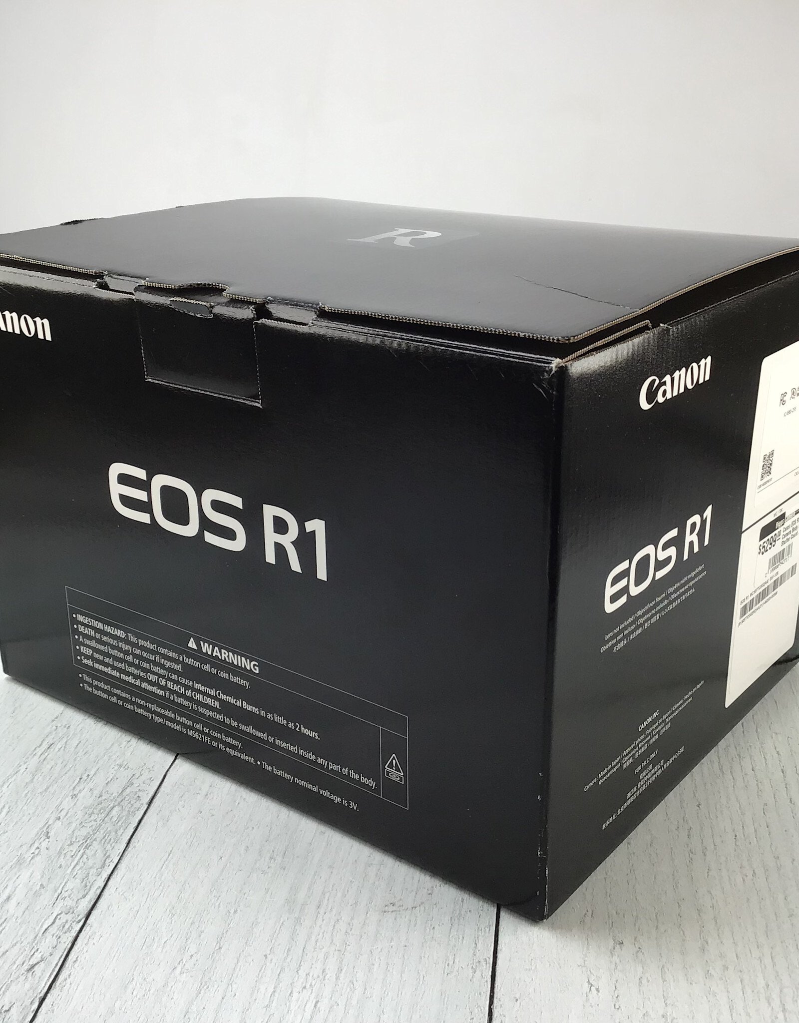 CANON Canon EOS R1 Camera Body in Box Shutter Count 1000 Used Good