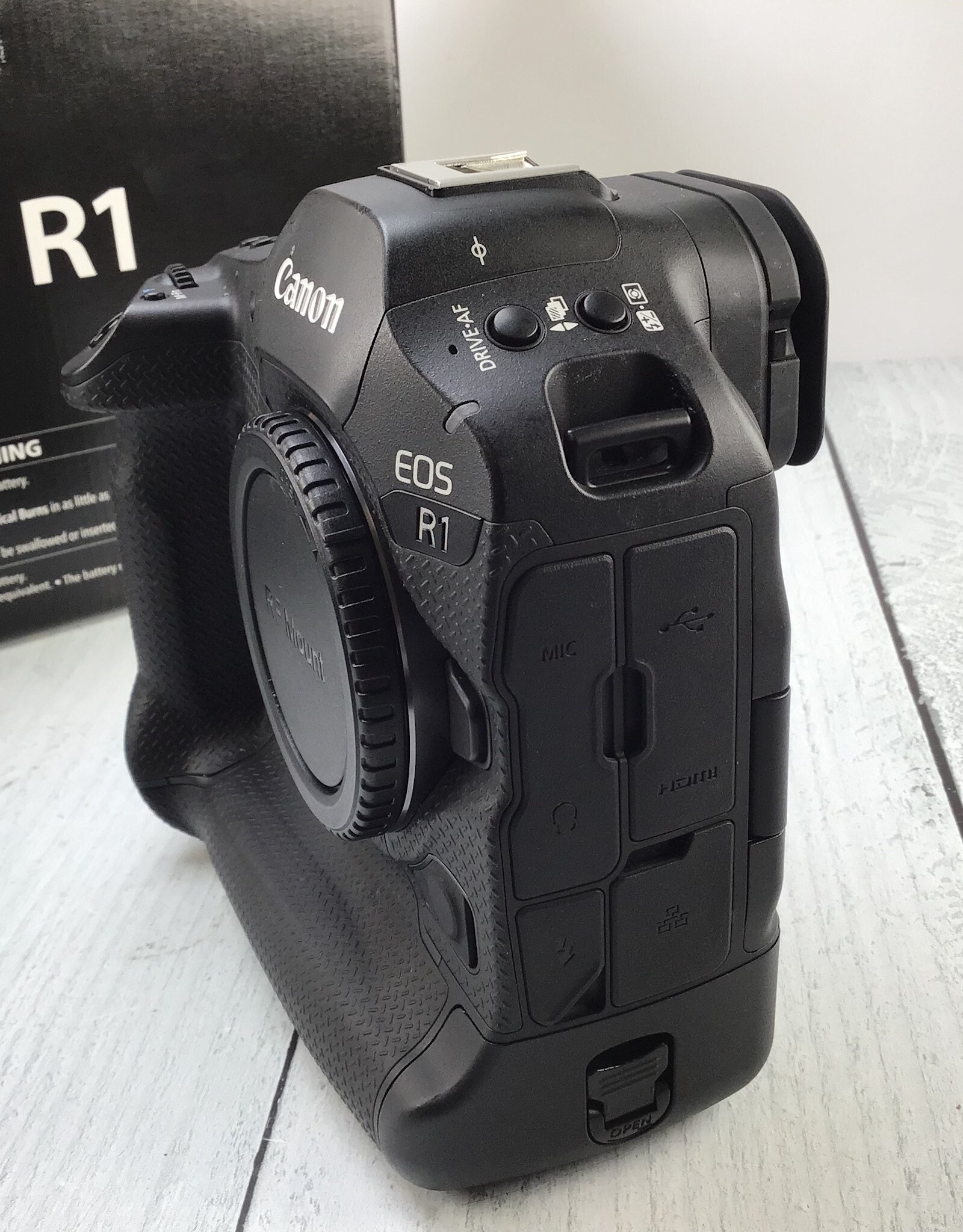 CANON Canon EOS R1 Camera Body in Box Shutter Count 1000 Used Good