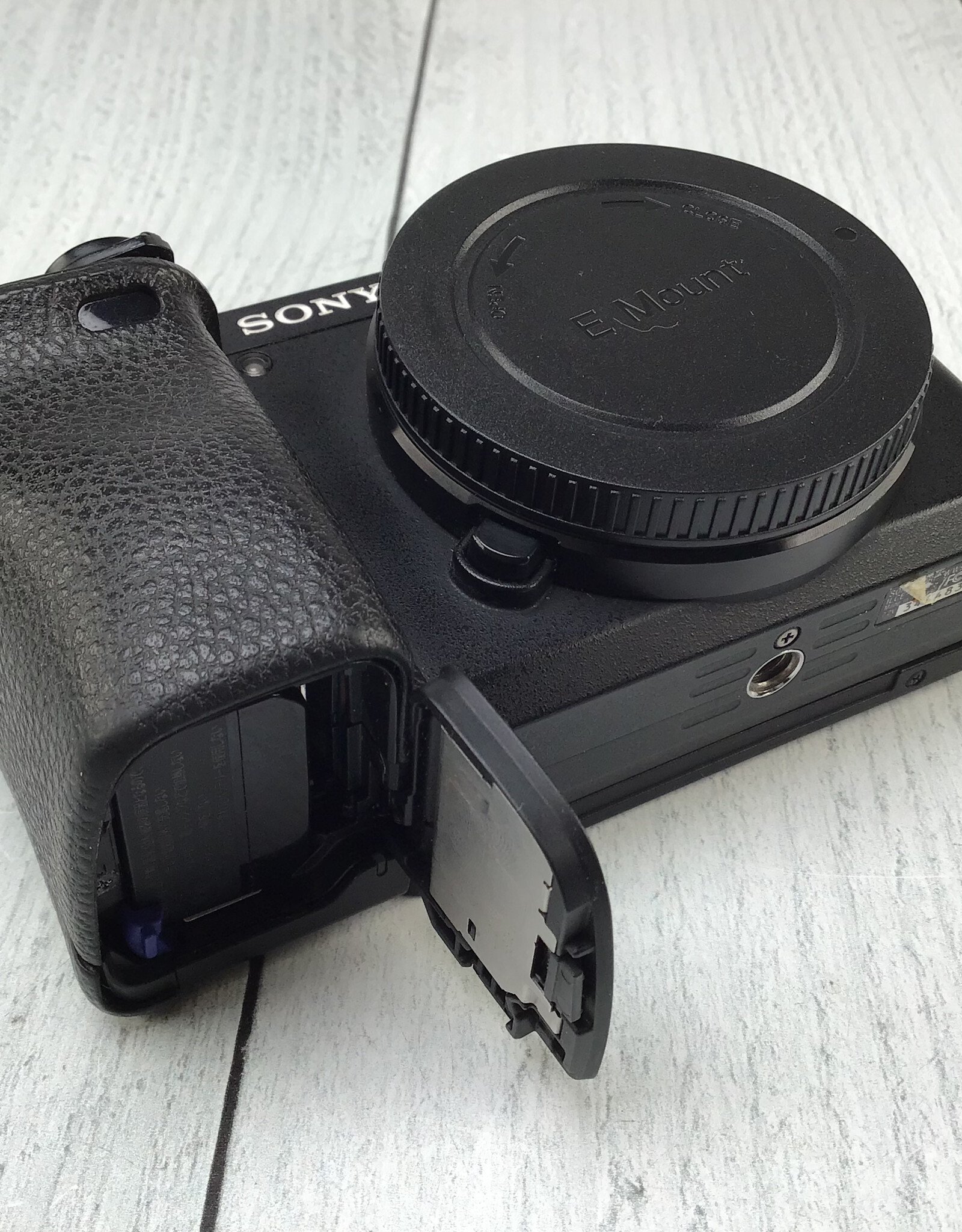 SONY Sony a6300 Camera Battery Door Lock Broken Used BGN