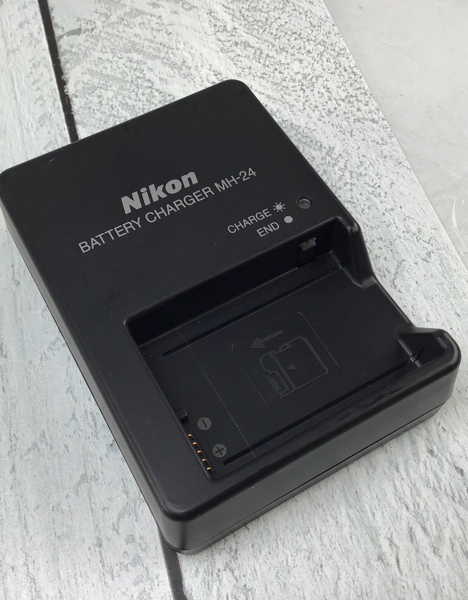 NIKON Nikon MH-24 Battery Charger for EN-EL14 Used Good