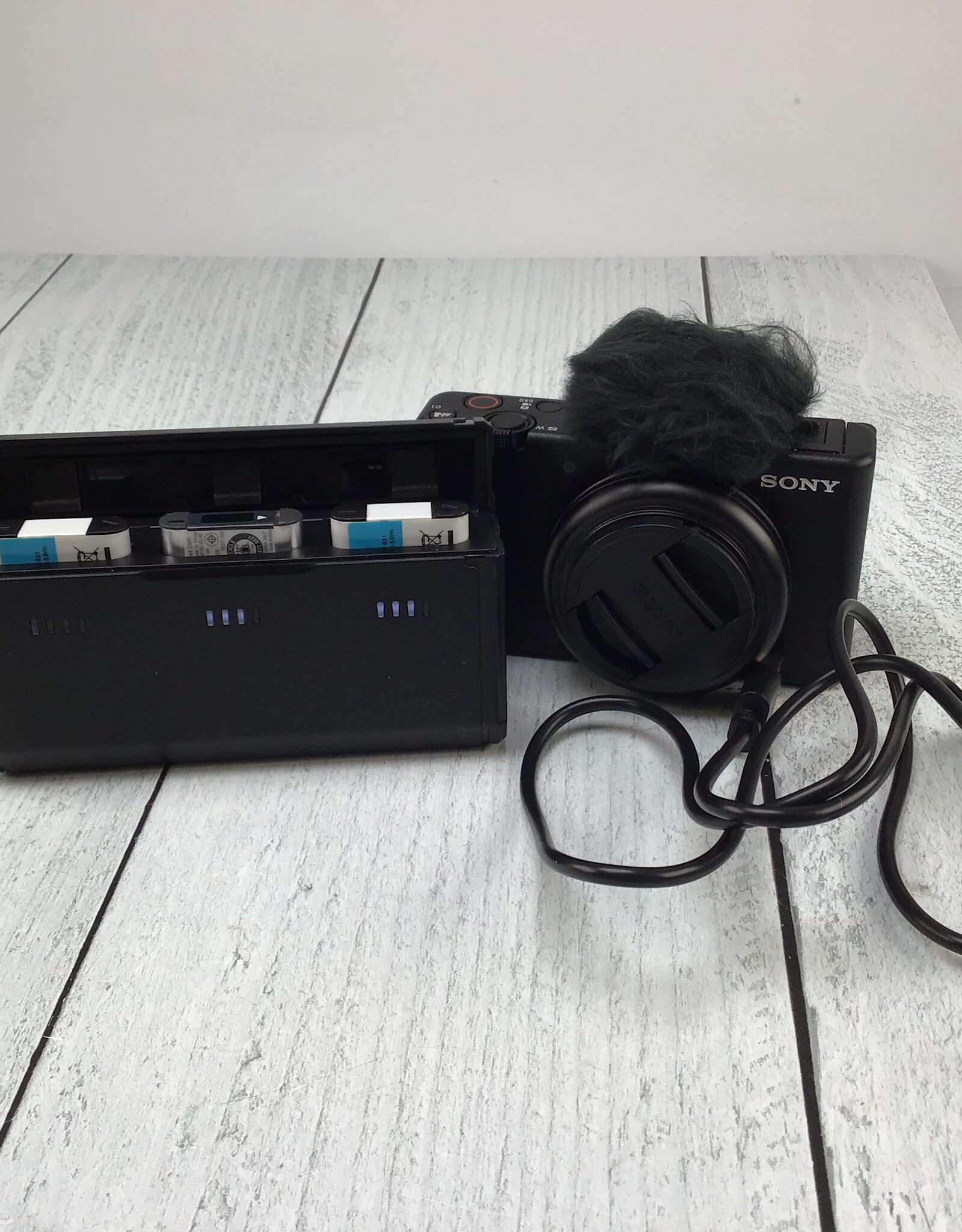 SONY Sony ZV-1F Camera w/ Multi Battery Charger Used Good