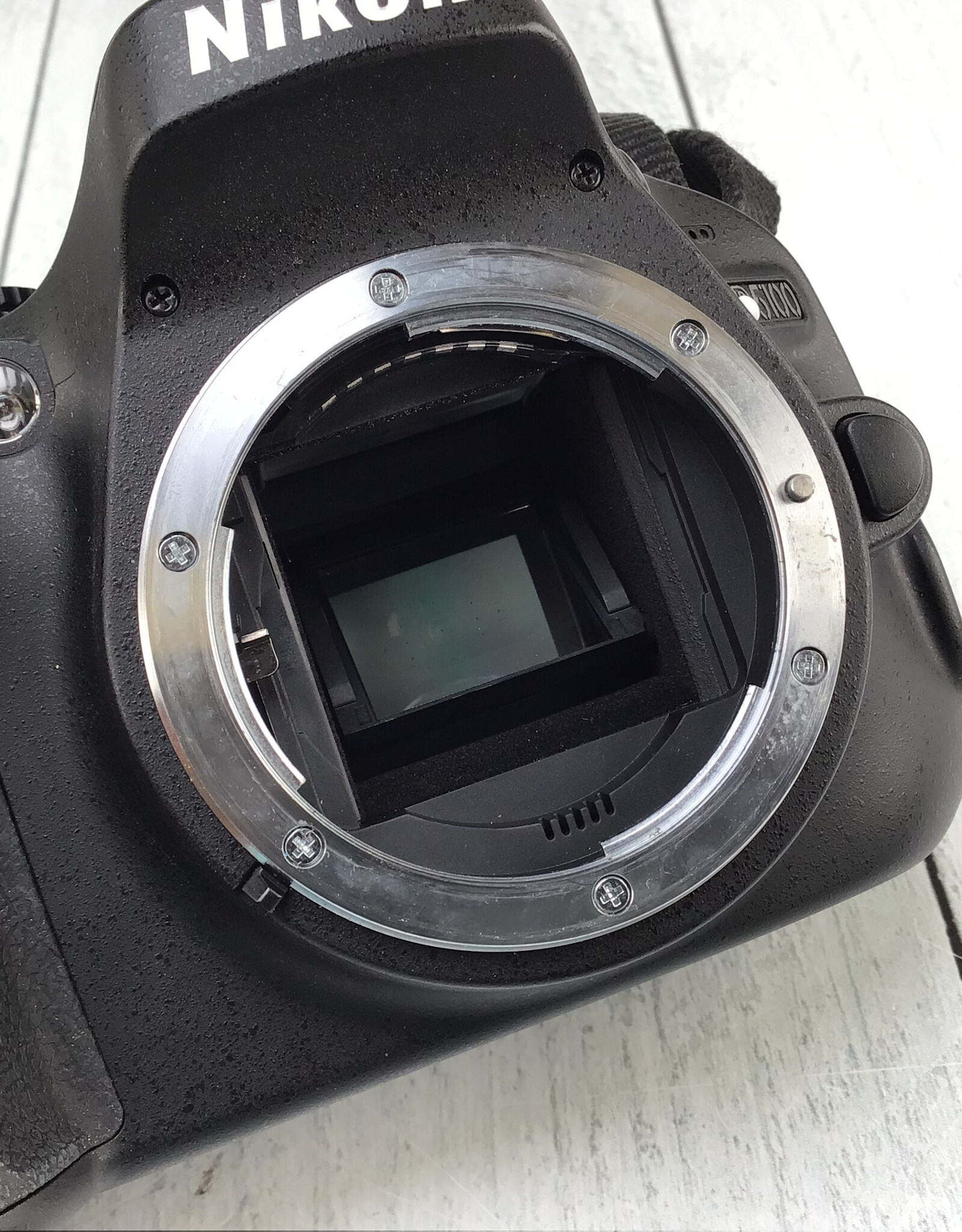 NIKON Nikon D5100 Camera Body No Charger Used Good