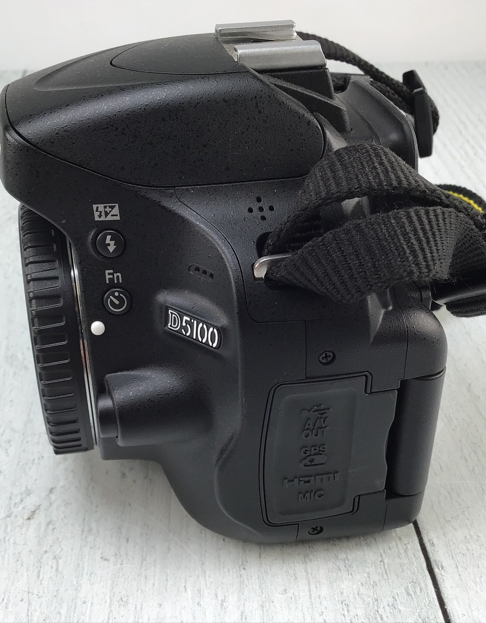 NIKON Nikon D5100 Camera Body No Charger Used Good