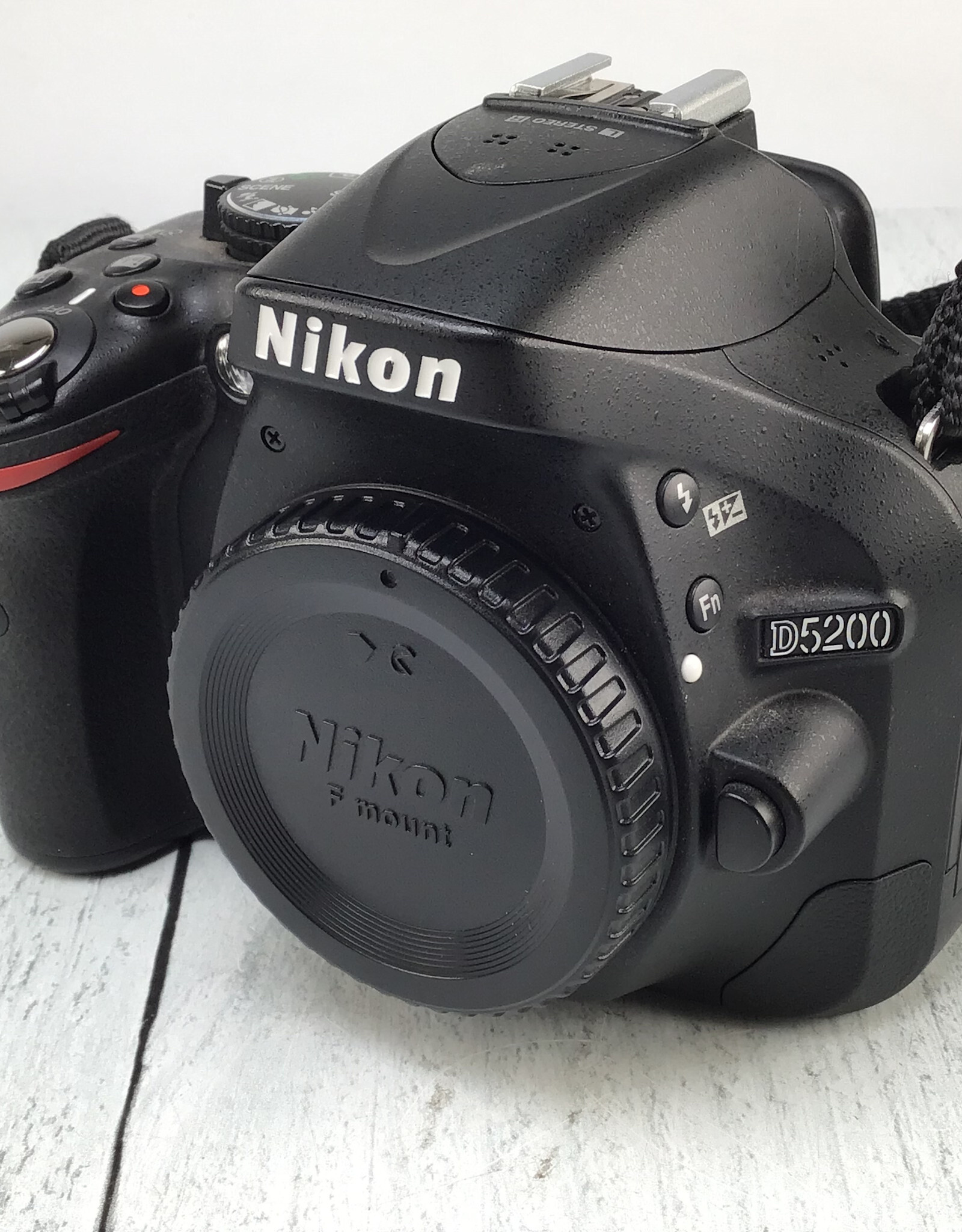 NIKON Nikon D5200 Camera Body No Charger Used Good