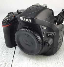 NIKON Nikon D5200 Camera Body No Charger Used Good
