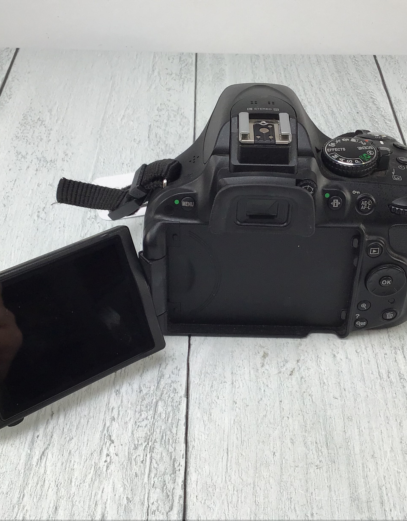 NIKON Nikon D5200 Camera Body No Charger Used Good