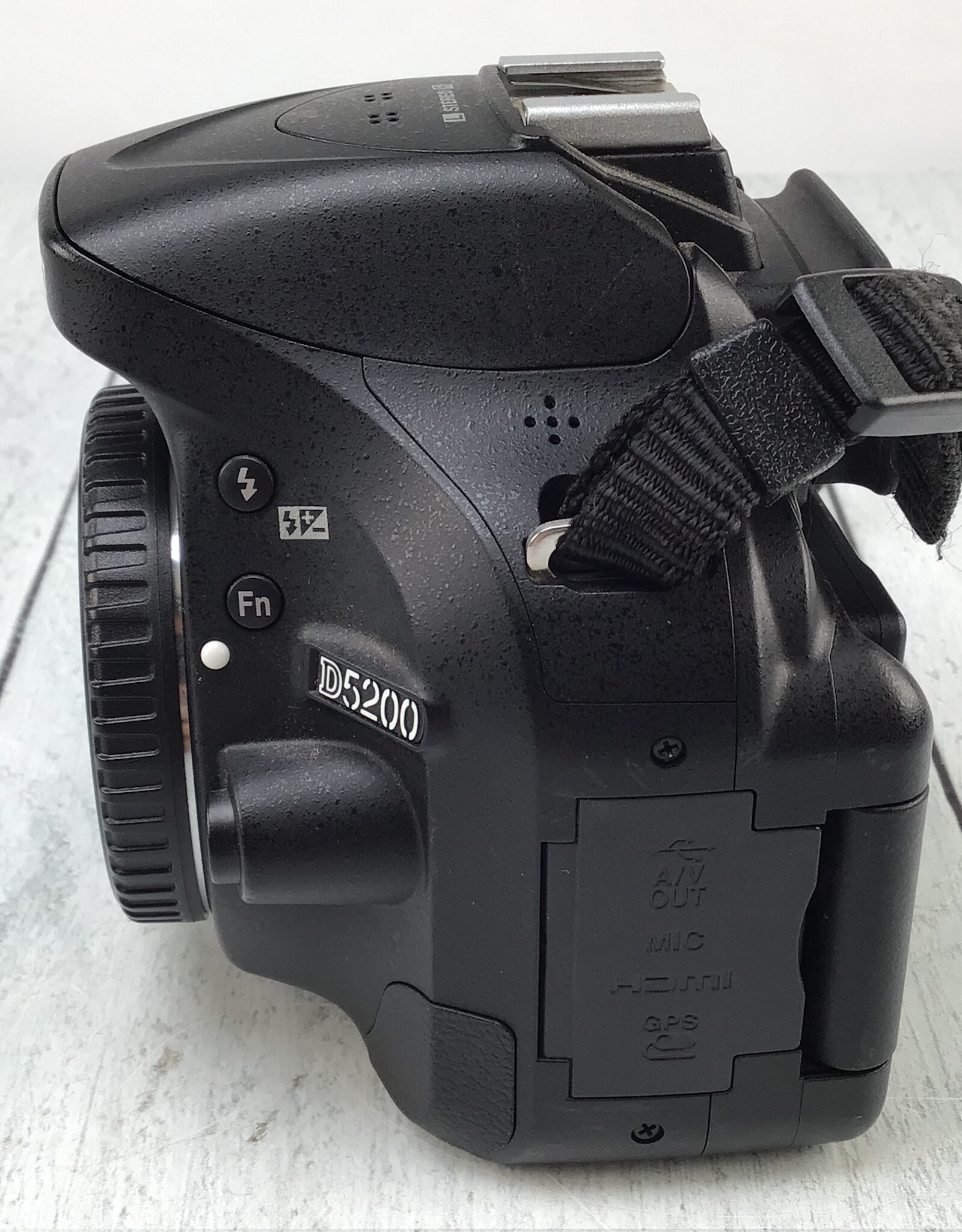 NIKON Nikon D5200 Camera Body No Charger Used Good