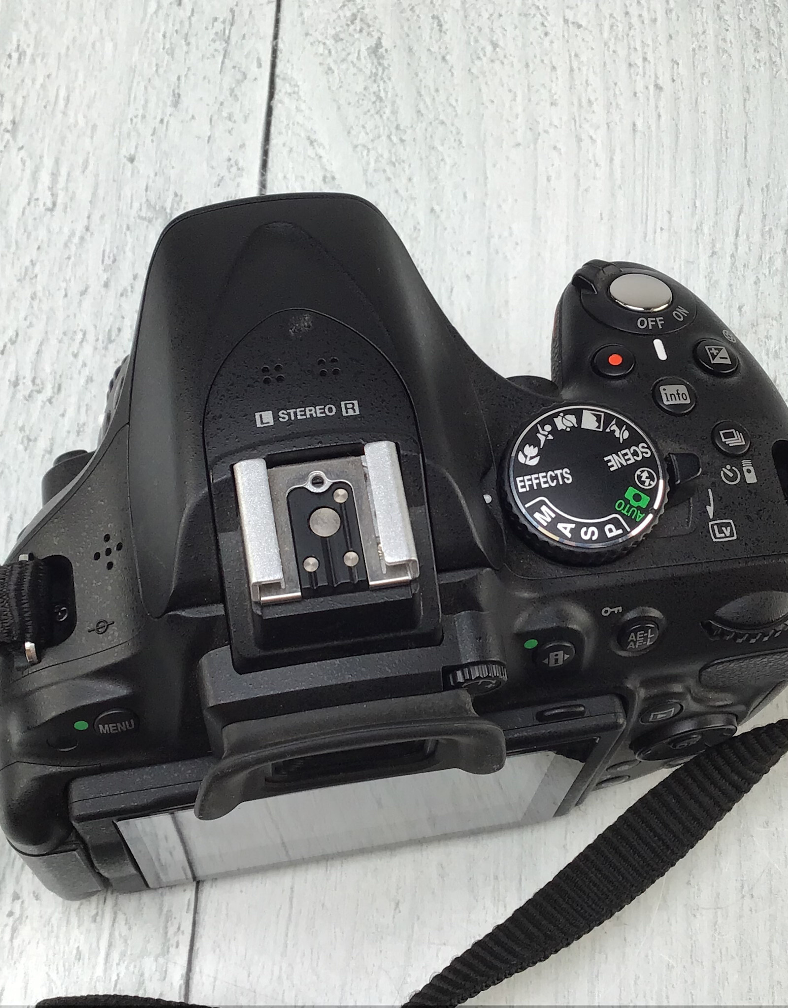 NIKON Nikon D5200 Camera Body No Charger Used Good