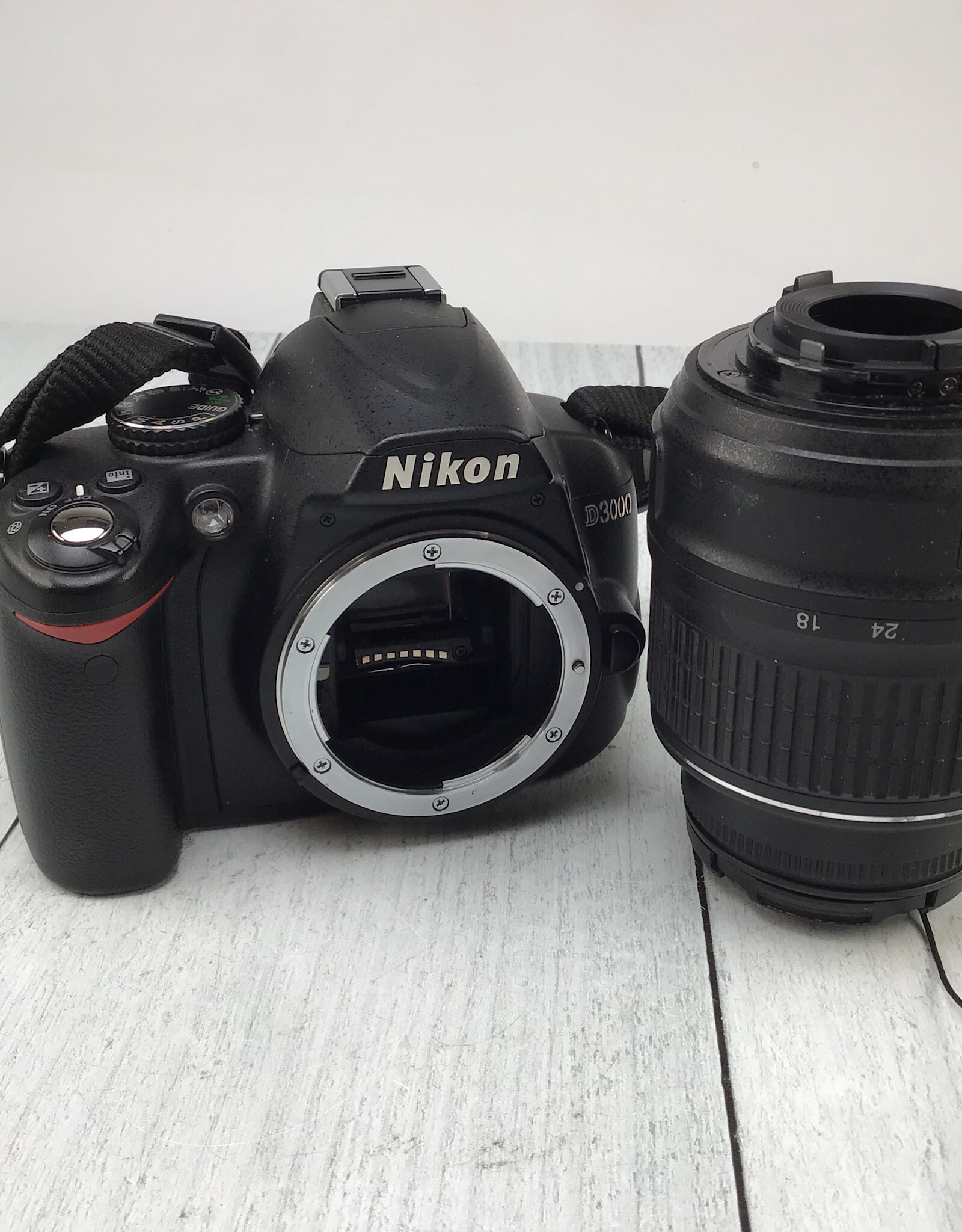 CANON Nikon D3000 Camera w/ 18-55mm VR Used Good