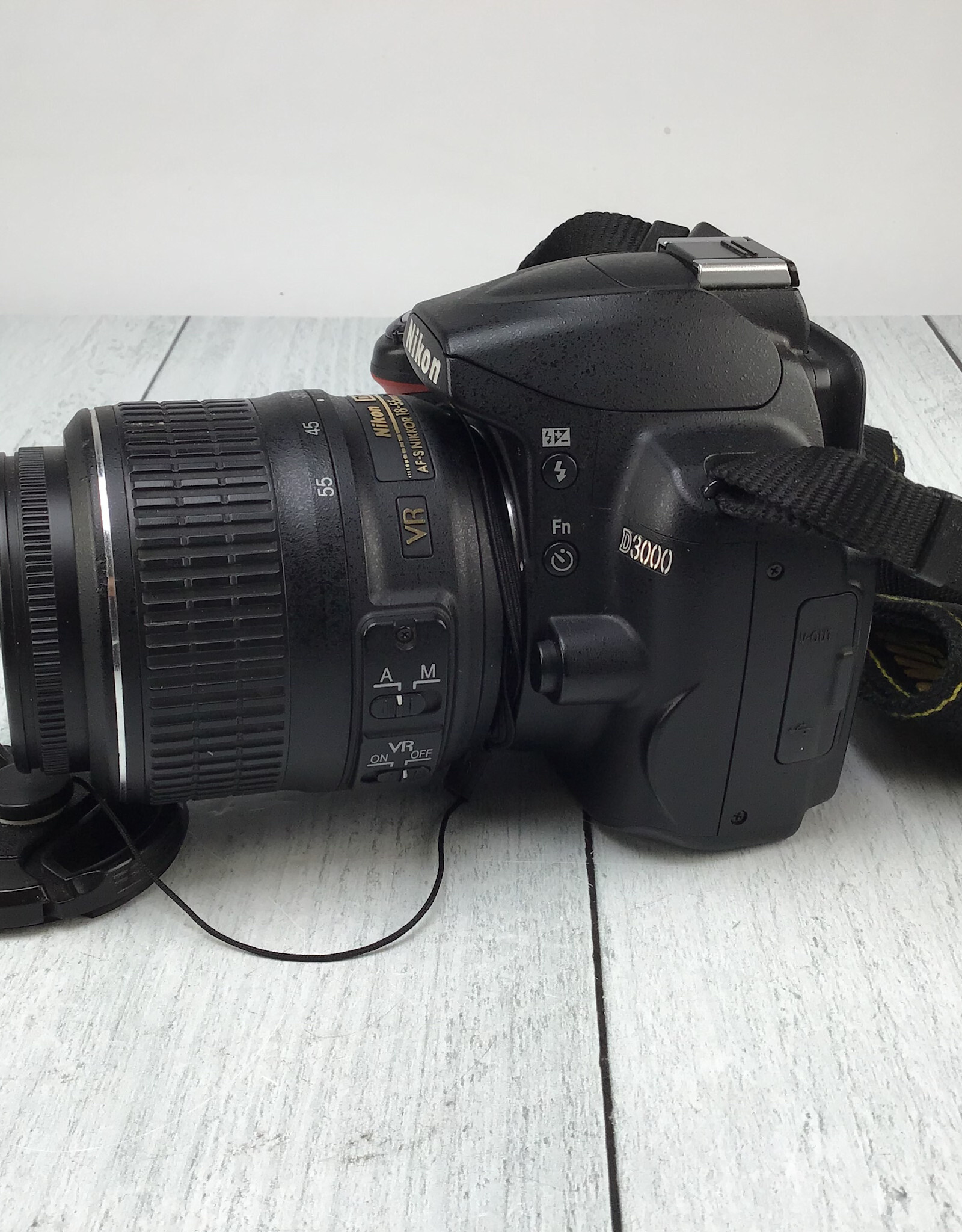 CANON Nikon D3000 Camera w/ 18-55mm VR Used Good