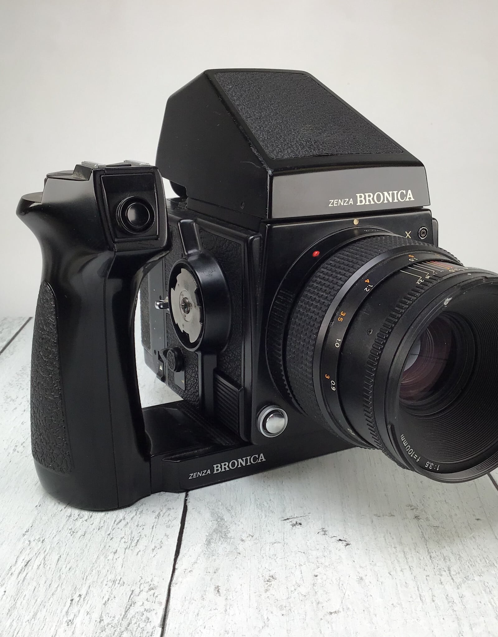Bronica Bronica GS-1 Camera w/ 100mm, 120 back, Prism Used Good