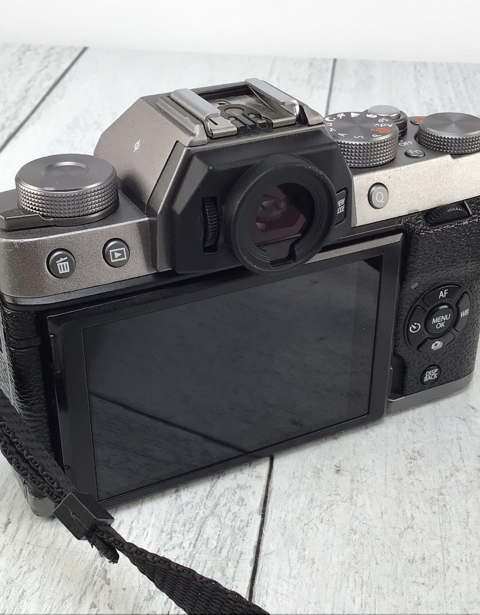 Fujifilm FujiFilm X-T100 Body Only Sensor Scratched Camera Used UG