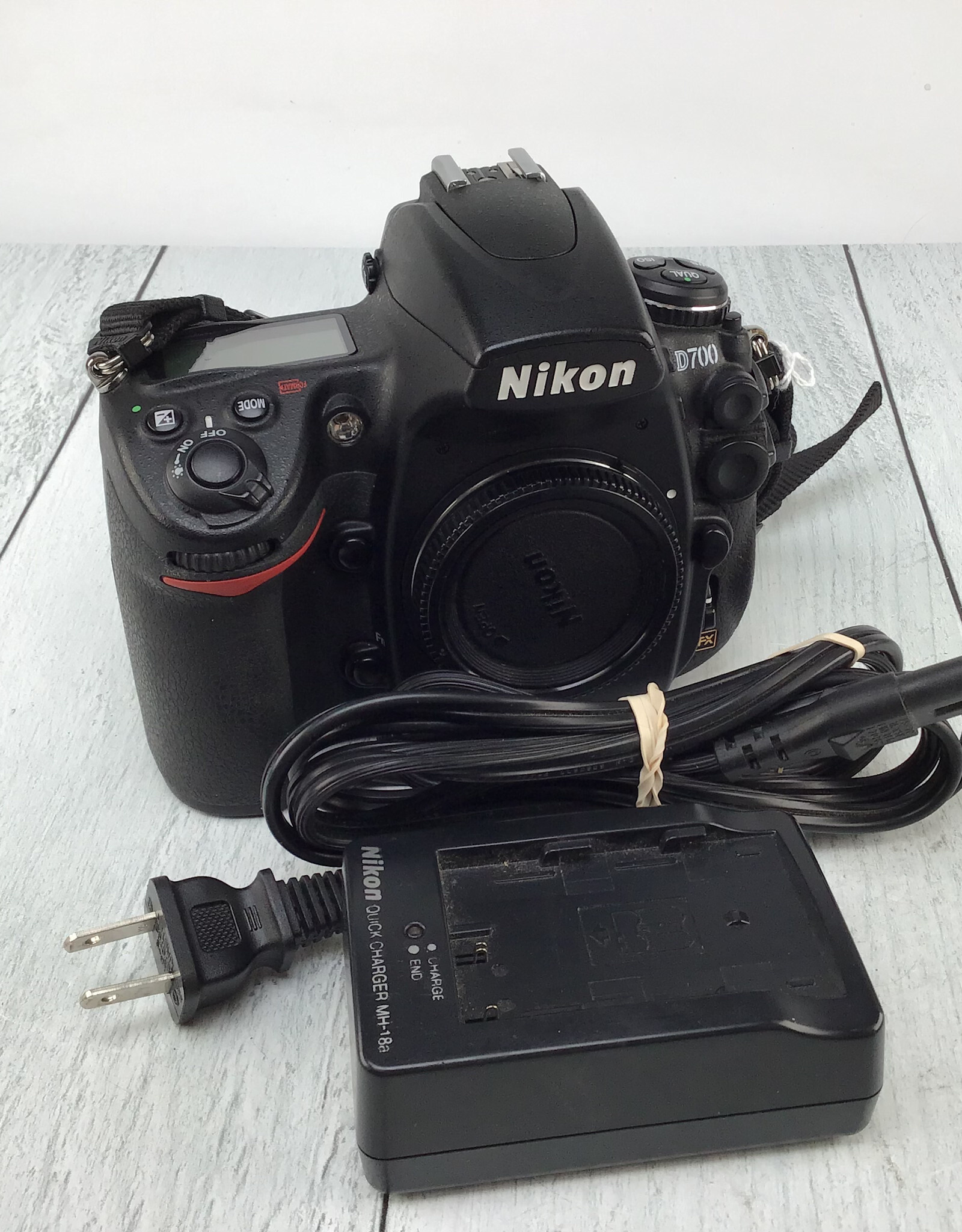 NIKON Nikon D700 Body Only Used w/Charger Good