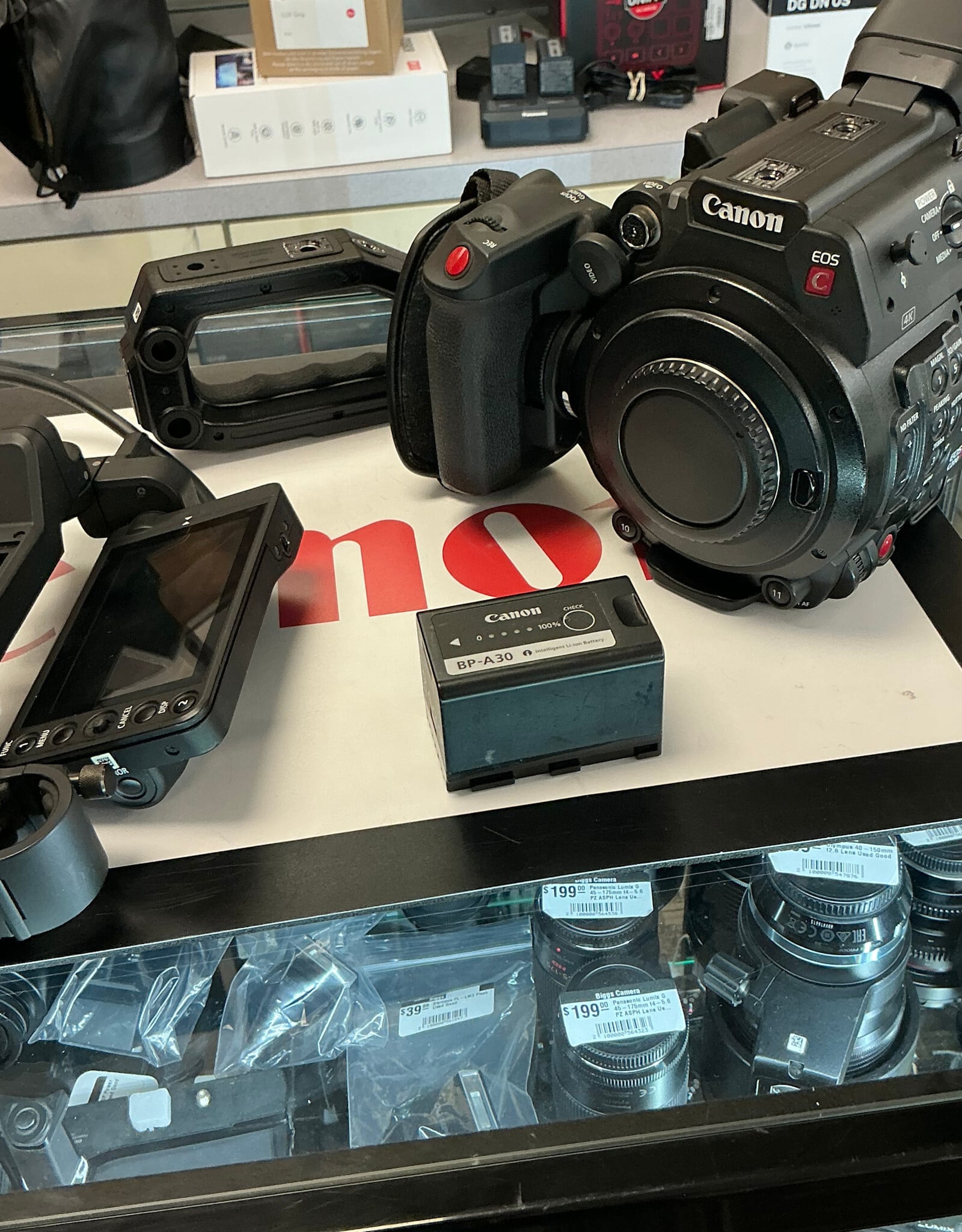 CANON Canon C200 Camera Outfit w/ Jason Case 128 Hours Used Good