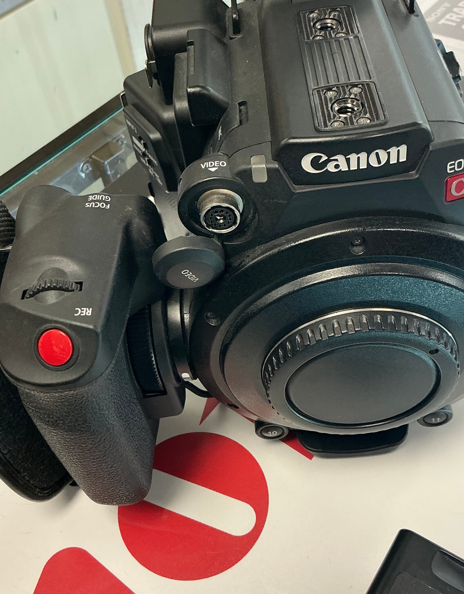 CANON Canon C200 Camera Outfit w/ Jason Case 128 Hours Used Good