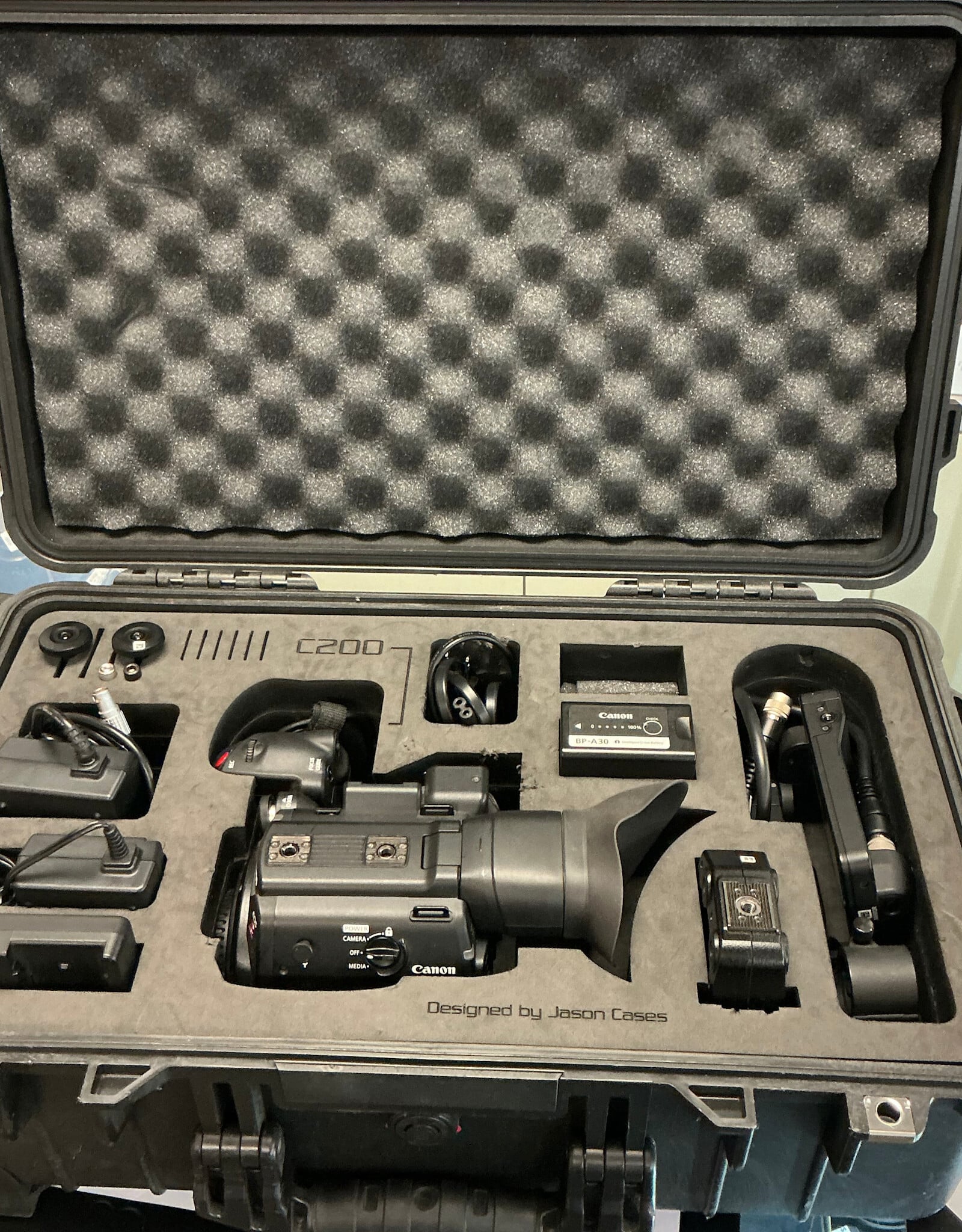 CANON Canon C200 Camera Outfit w/ Jason Case 128 Hours Used Good