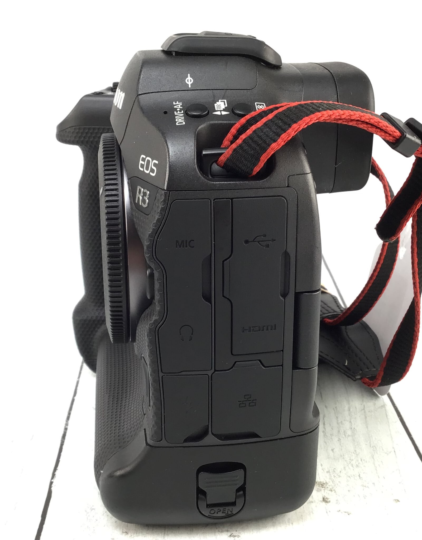 CANON Canon R3 Camera w/charger Used Good