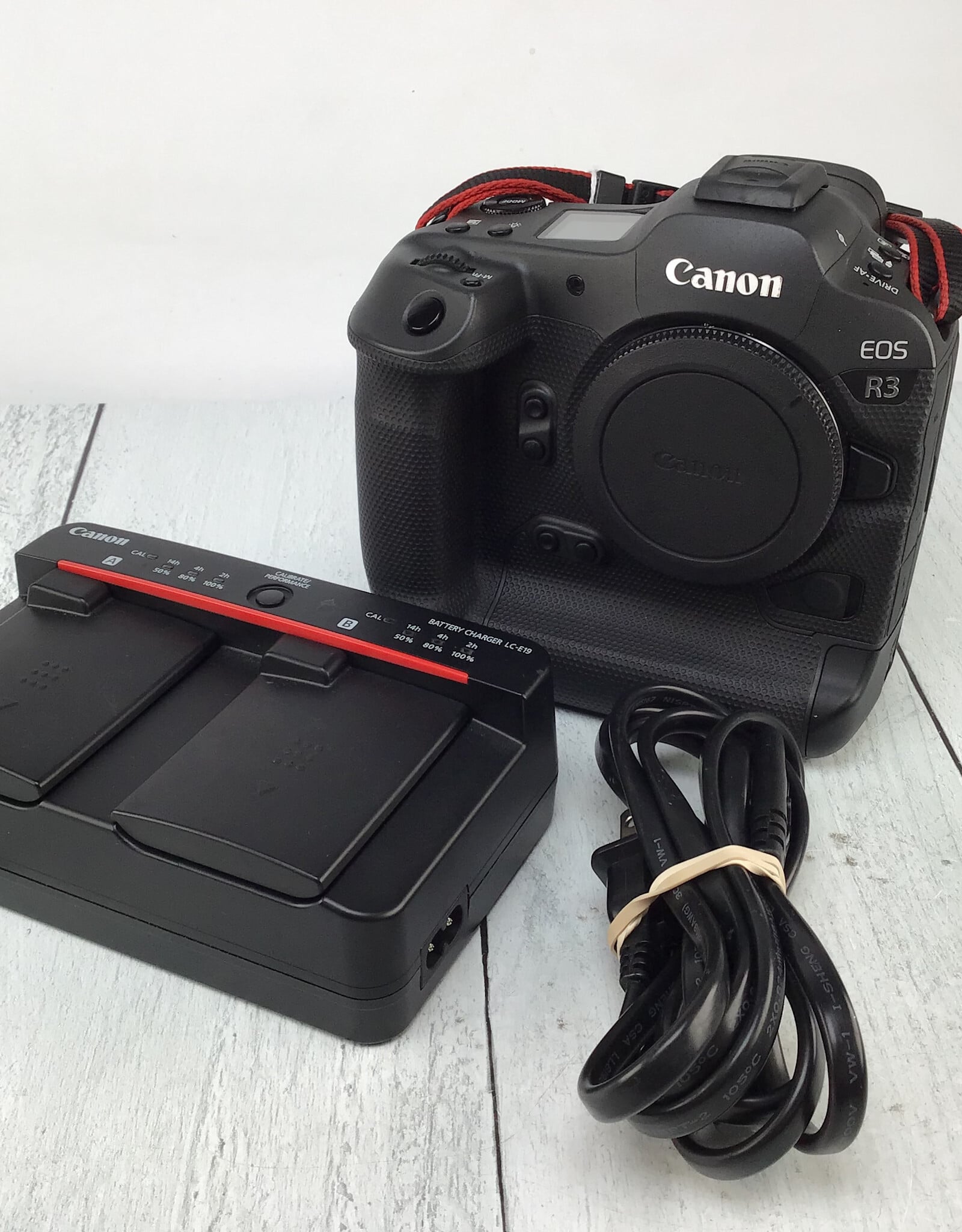 CANON Canon R3 Camera w/charger Used Good