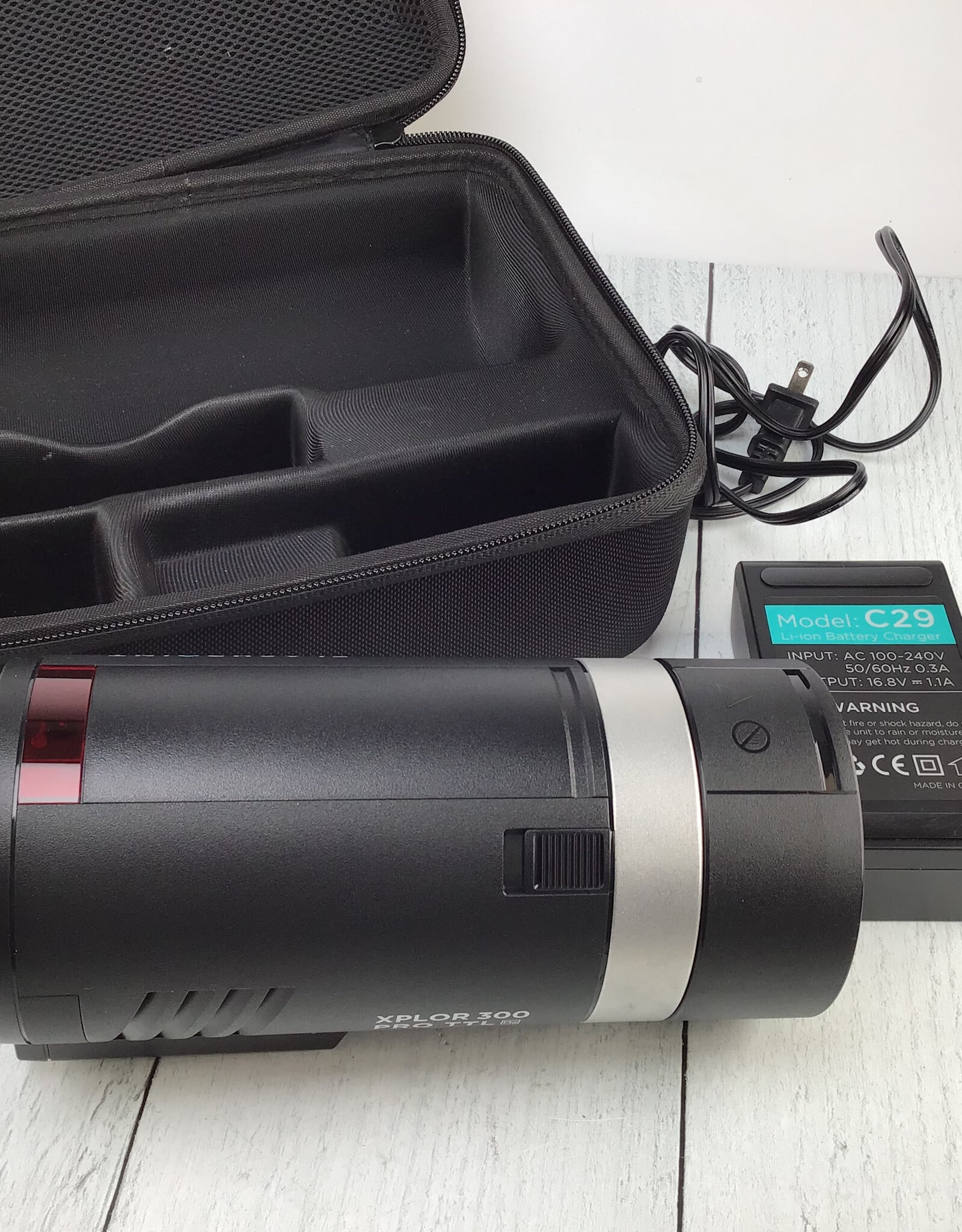 Flashpoint Flashpoint Xplor 300 pro TTL Flash in Case Used Good