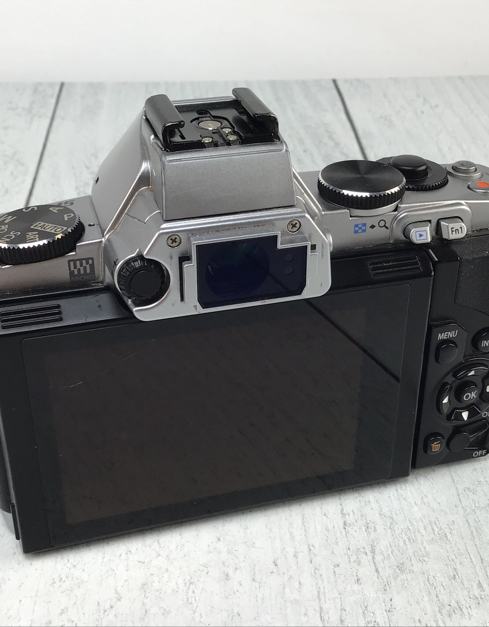 OLYMPUS Olympus OM-D E-M5 Camera Rear LCD Not Working Used AS IS