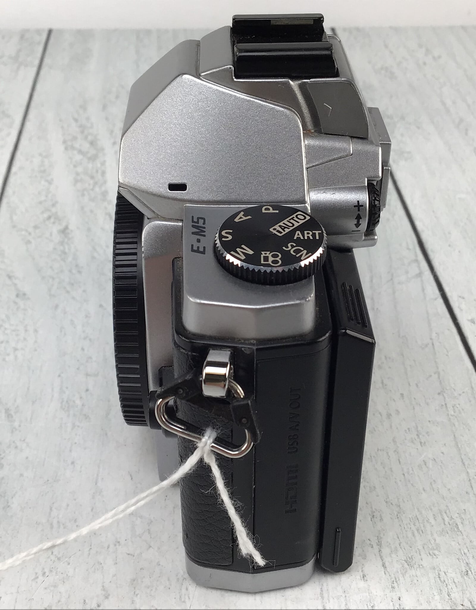 OLYMPUS Olympus OM-D E-M5 Camera Rear LCD Not Working Used AS IS